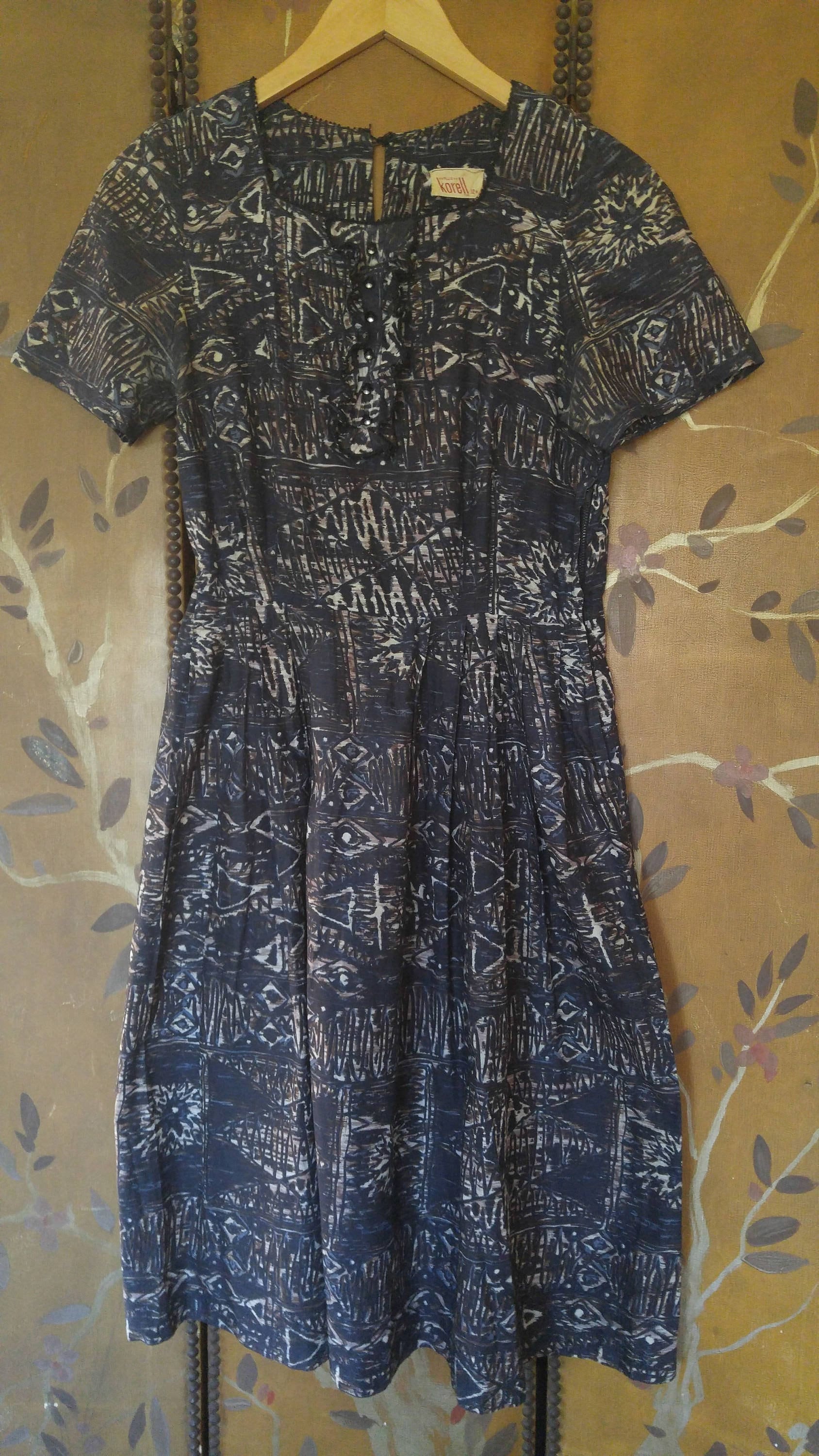 50Er Jahre Schwarz Gemustertes Kleid Mit Rüschen Vorne Und Diamantenen Knöpfen Von Koret von Wotsnewpussycat