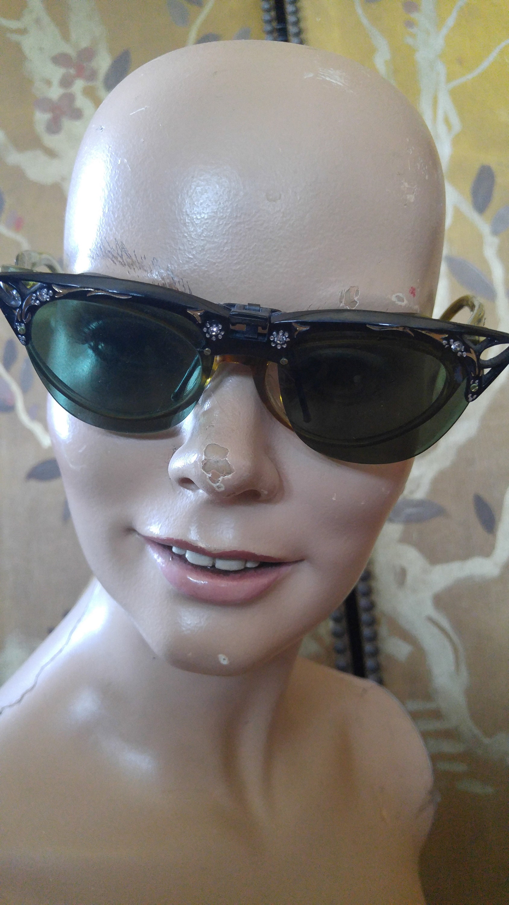 50Er Jahre Schwarze Katzen Augenklammer Auf Sonnenbrille Mit Strass Detail Im Original Koffer von Wotsnewpussycat