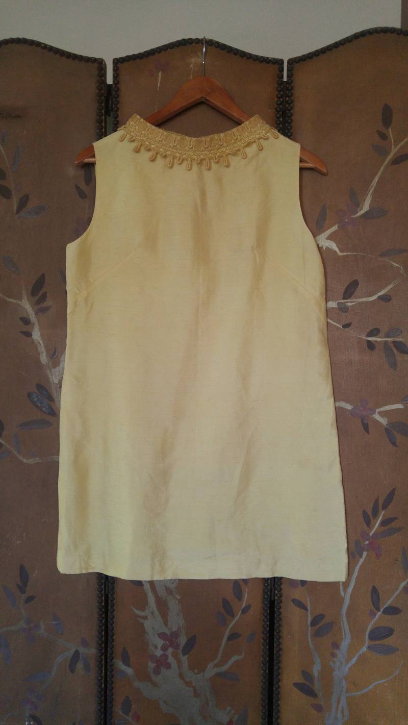 60's Hellgoldfarbenes Mini Etuikleid Im Satinstil Mit Dekorativem Kragen Von Kara von Wotsnewpussycat