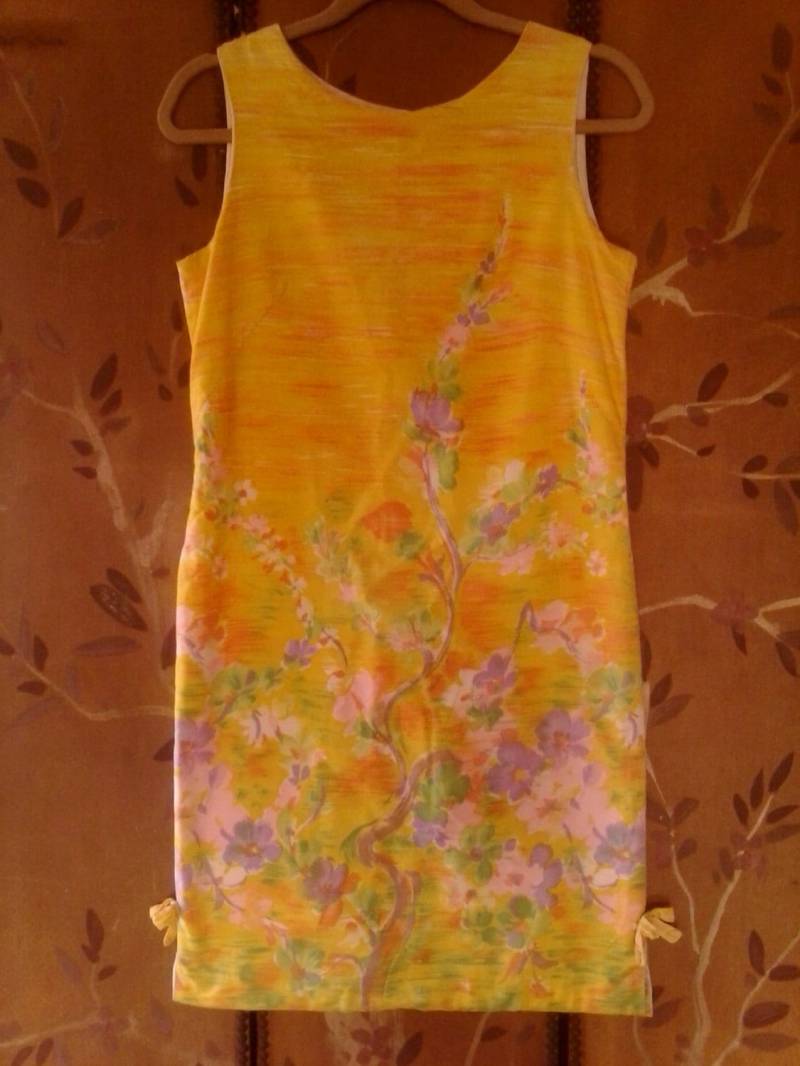 60Er Jahre Hellgelb Geblümtes Schichtkleid von Wotsnewpussycat