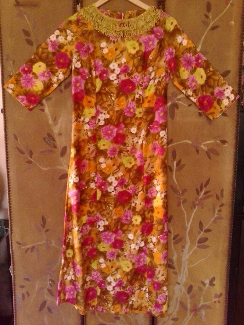60Er Jahre Sateen Flower Power Kleid Mit Goldfarbenen Fransenkragen von Wotsnewpussycat