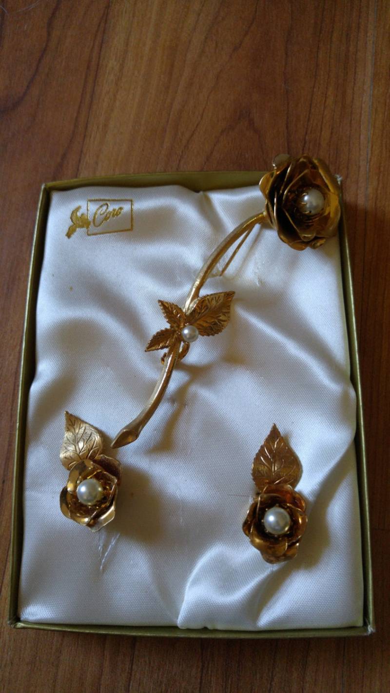 70Er Jahre Cora Goldton Und Faux Perlen Rose Brosche Ohrringe in Original Box Gefasst von Wotsnewpussycat