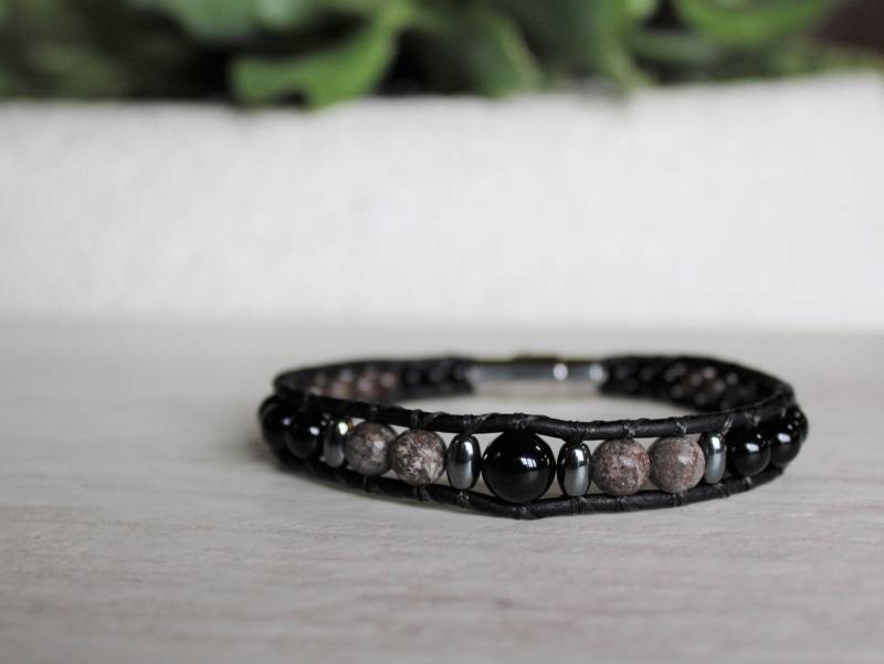 Einzelwickelarmband - Black Onyx Kollektion- Leder. Schutz. Handarbeit. Schneeflocken Jaspis, Schwarzer Onyx, Hämatit, Magnetverschluss von WovenStoneCo