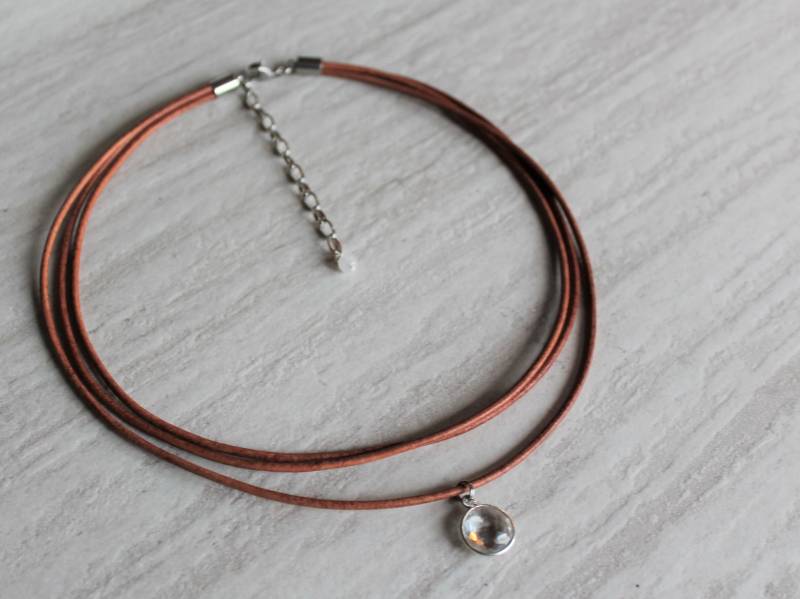 Halskette - Klare Quarz & Tan Leder -Manifestation, Heilung, Fluss. Handgemachte Edelstein Halskette, Edelstahl, Verstellbare Länge von WovenStoneCo