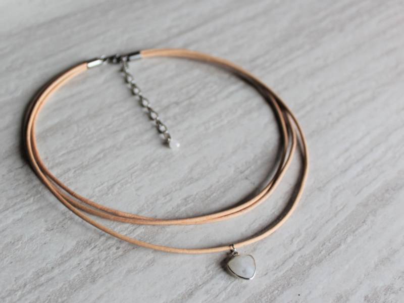 Halskette - Mondstein & Leder Neuanfänge, Inneres Wachstum. Handgemachte Edelstein Halskette, Edelstahl, Verstellbare Länge, Beige von WovenStoneCo