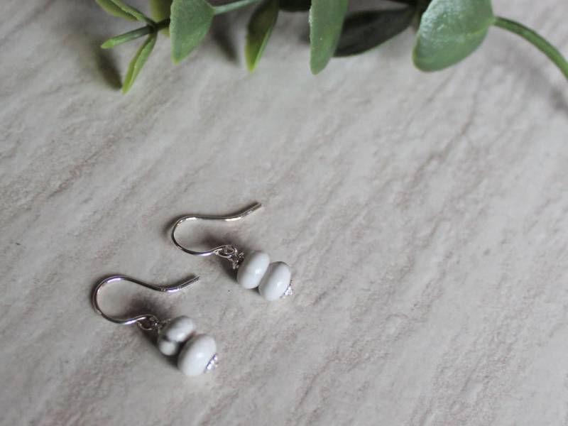 Howlite Ohrringe - Hoffnung, Wahrheit, Reduziert Spannung Und Stress. Handgemachte Schmuck, Sterling Silber Haken von WovenStoneCo