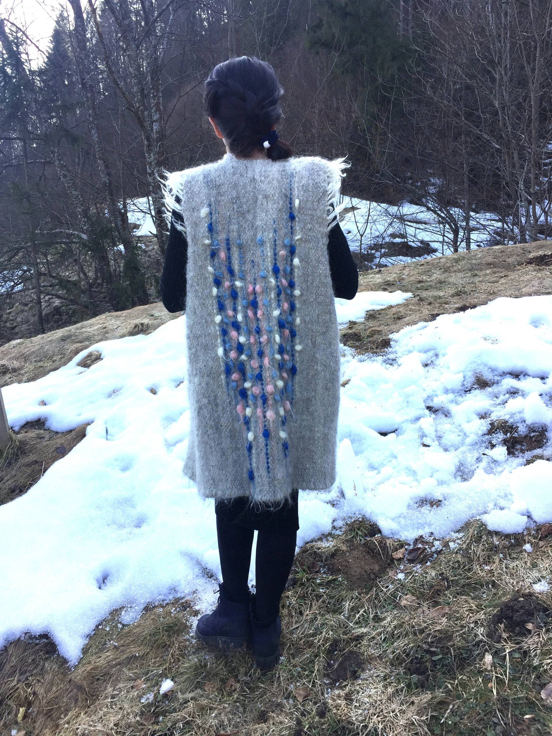 Graue Wollweste Warme Und Weiche Strickjacke Bio Schafwolle Handgemachter Mantel Angenehme Geschenk Madeinukraine Naturmaterial Kleidung von WovenWoolArt