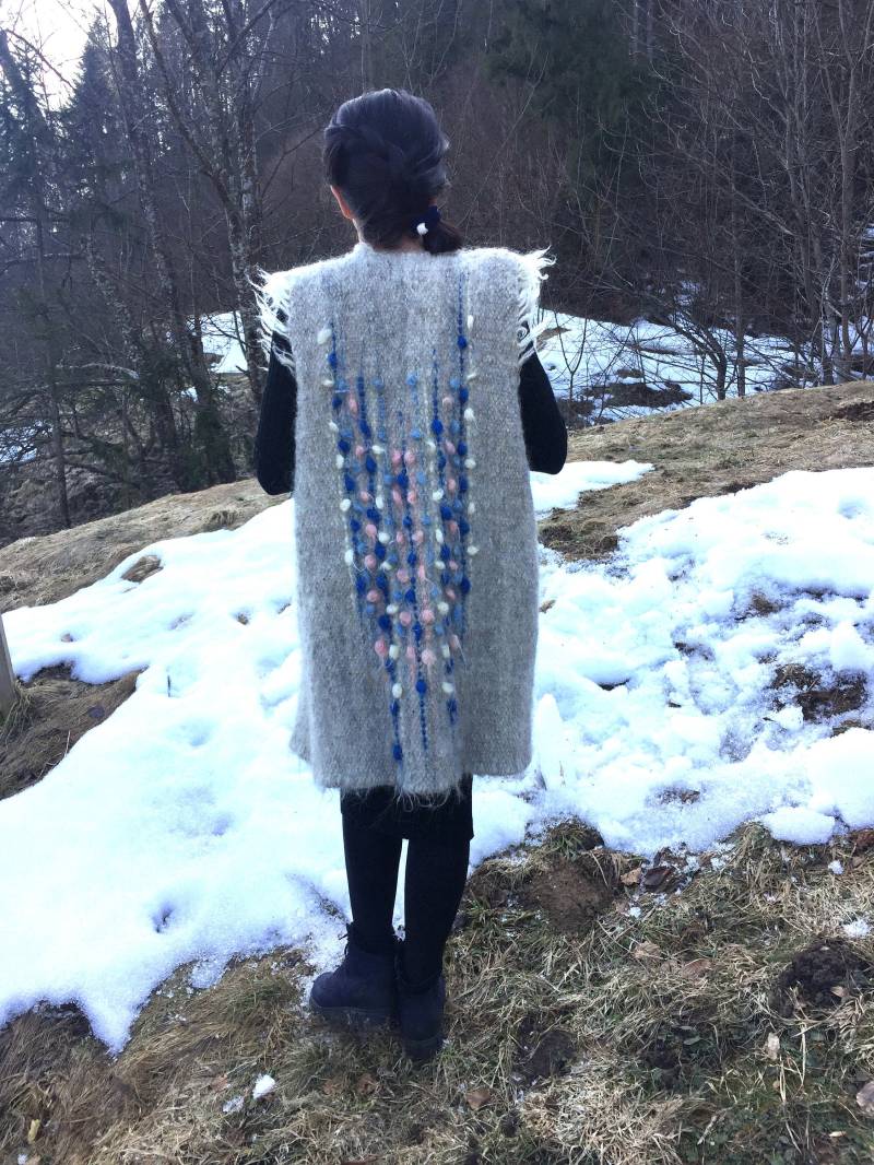 Graue Wollweste Warme Und Weiche Strickjacke Bio Schafwolle Handgemachter Mantel Angenehme Geschenk Madeinukraine Naturmaterial Kleidung von WovenWoolArt
