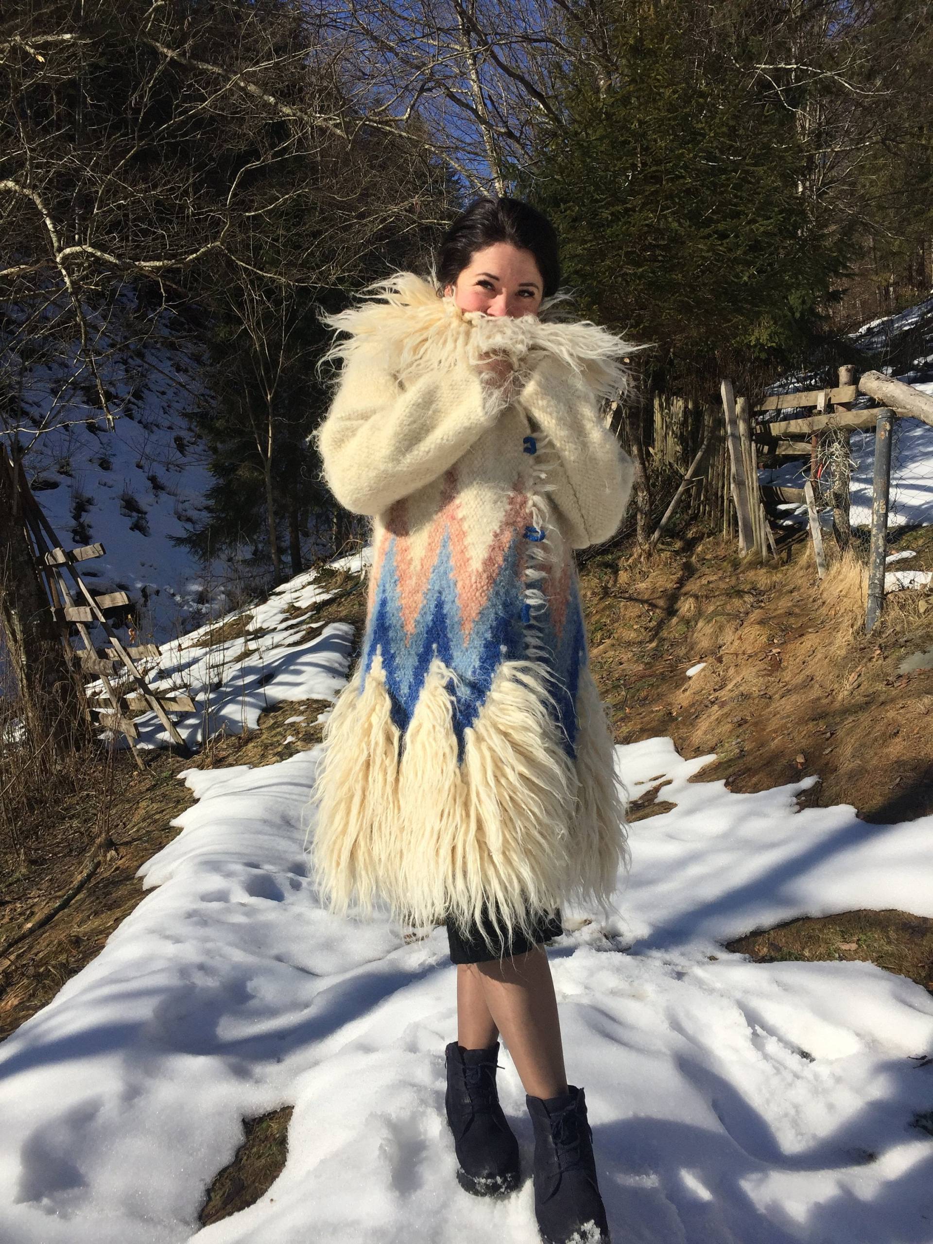 Hergestellt in Der Ukraine Weißer Stilvoller Mantel Flauschiger Prinzessinnenmantel Warme Und Weiche Strickjacke Bio Handgewebter Bio-Frauenmantel von WovenWoolArt
