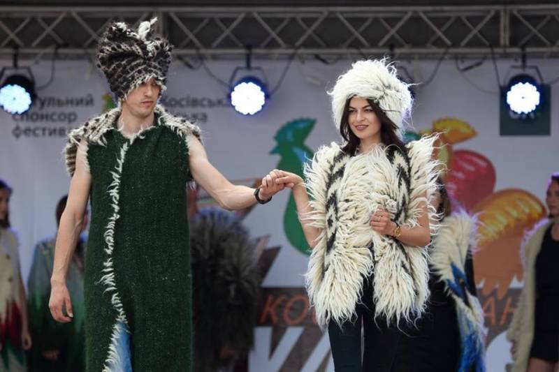 Weiße Flauschige Weste, Warme Weiche Weiße Strickjacke Bio Schafwolle Handgemachter Mantel Angenehmes Weiches Geschenk Naturmaterial Ukraine Kleidung von WovenWoolArt