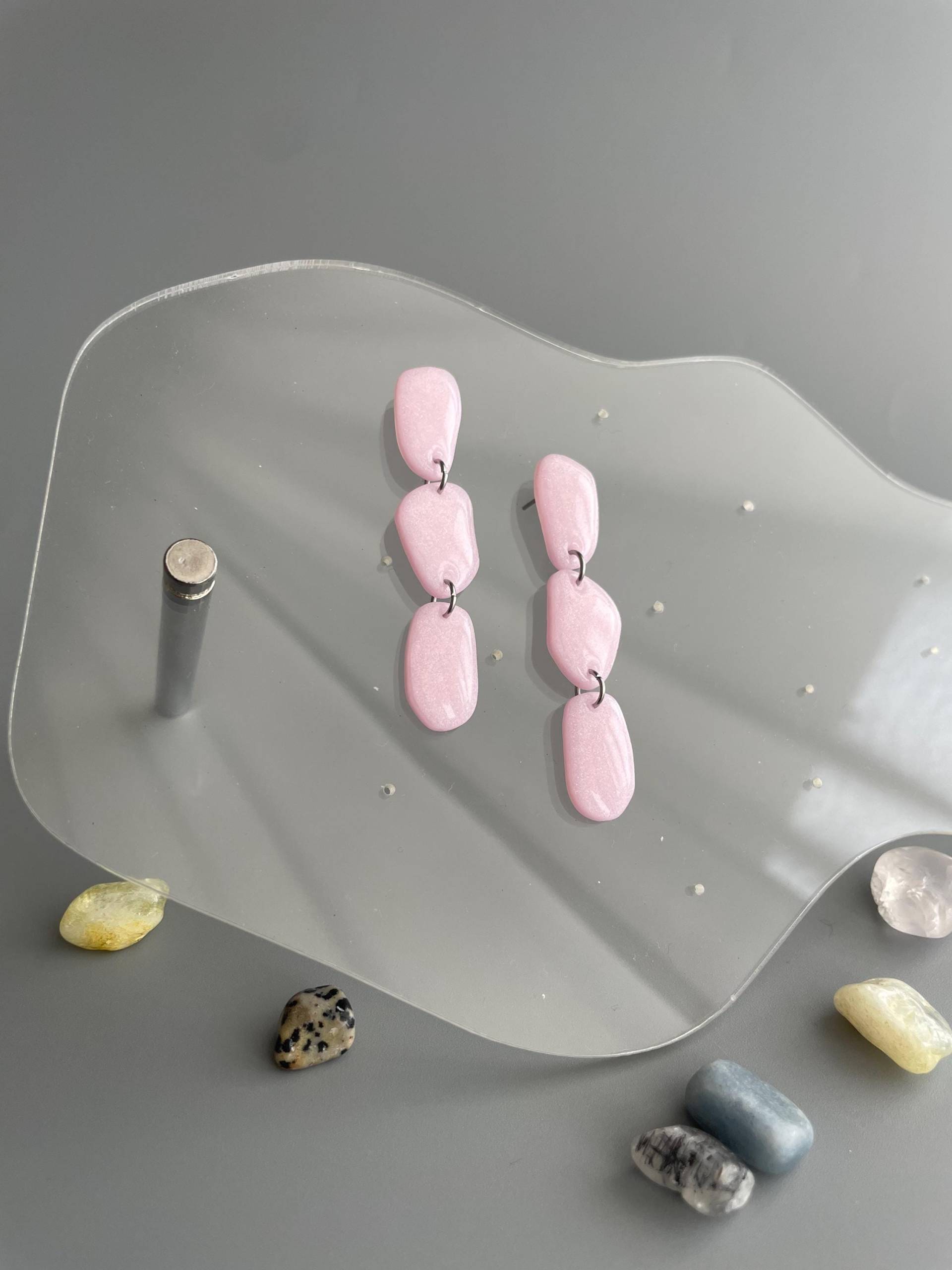 Aesthetics Earrings Of Polymer Clay Pink Quartz Effect Glossy Elegant Dainty Hanging Wedding Sparkly For Anniversary von WowLookAtYou