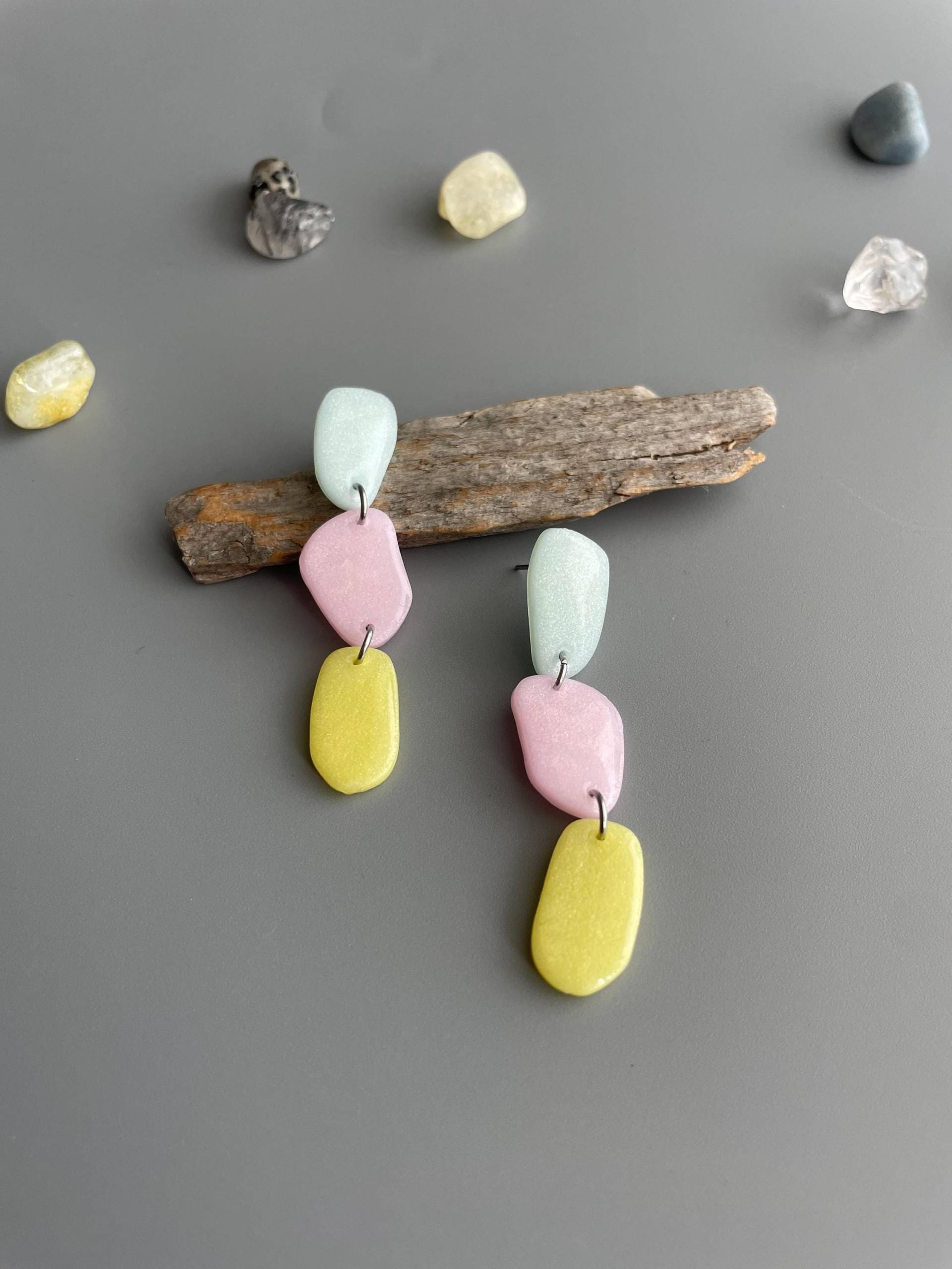 Aesthetics Earrings Pastel Of Polymer Clay Quartz Effect Glossy Elegant Dainty Hanging Wedding Organic Shaped von WowLookAtYou