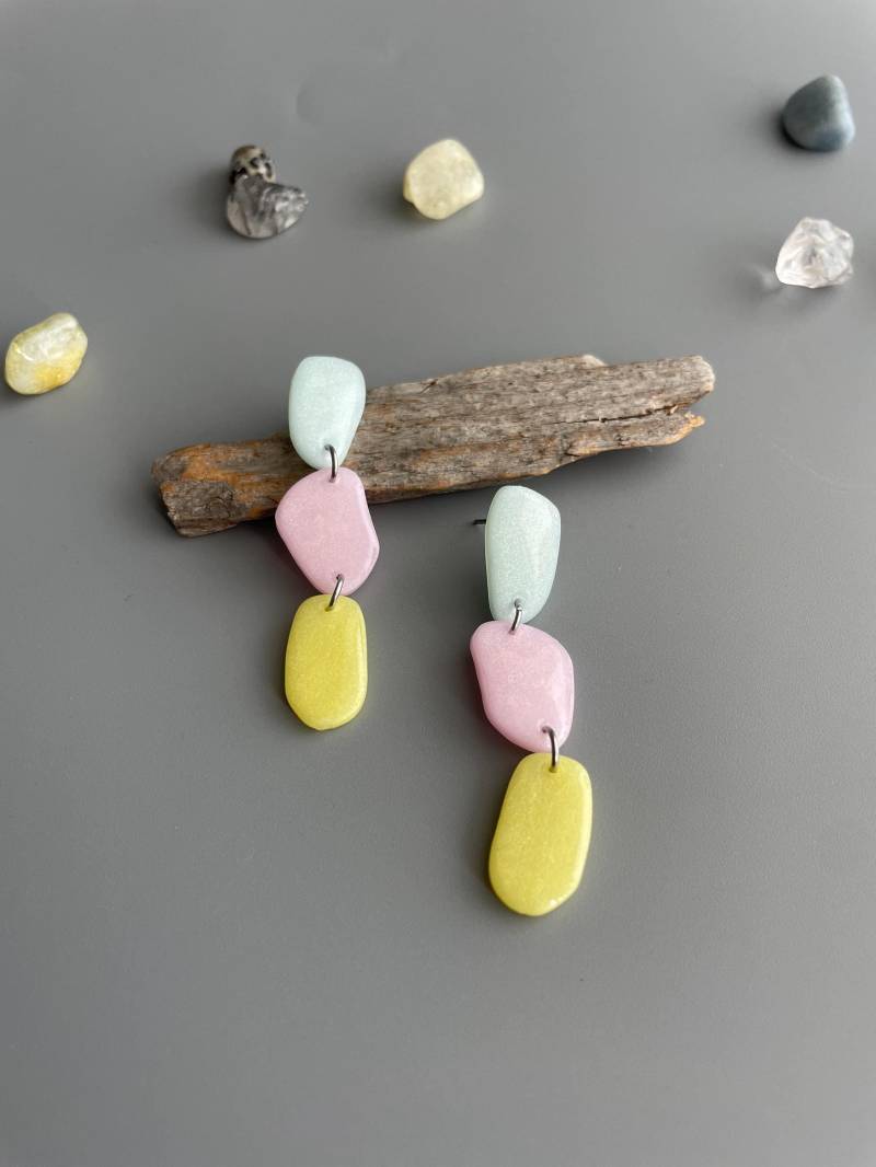 Aesthetics Earrings Pastel Of Polymer Clay Quartz Effect Glossy Elegant Dainty Hanging Wedding Organic Shaped von WowLookAtYou