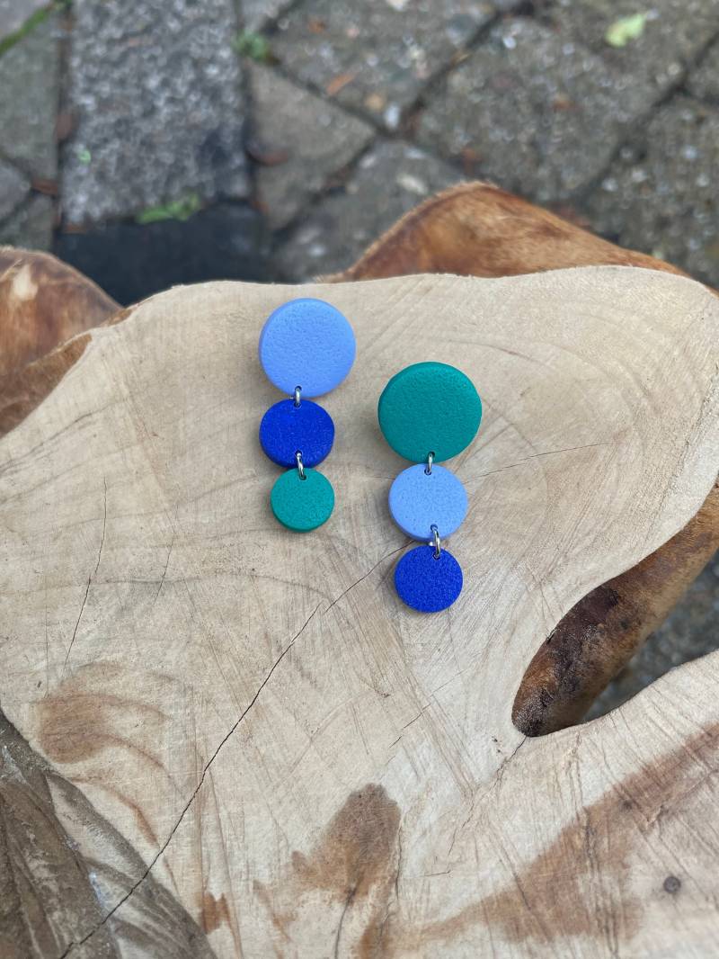 Asymmetric Earrings Electric Blue Green Polymer Clay Geometric Lightweight Colorful Schmuck Eye-Catching Ohrringe Blau Mismatched von WowLookAtYou