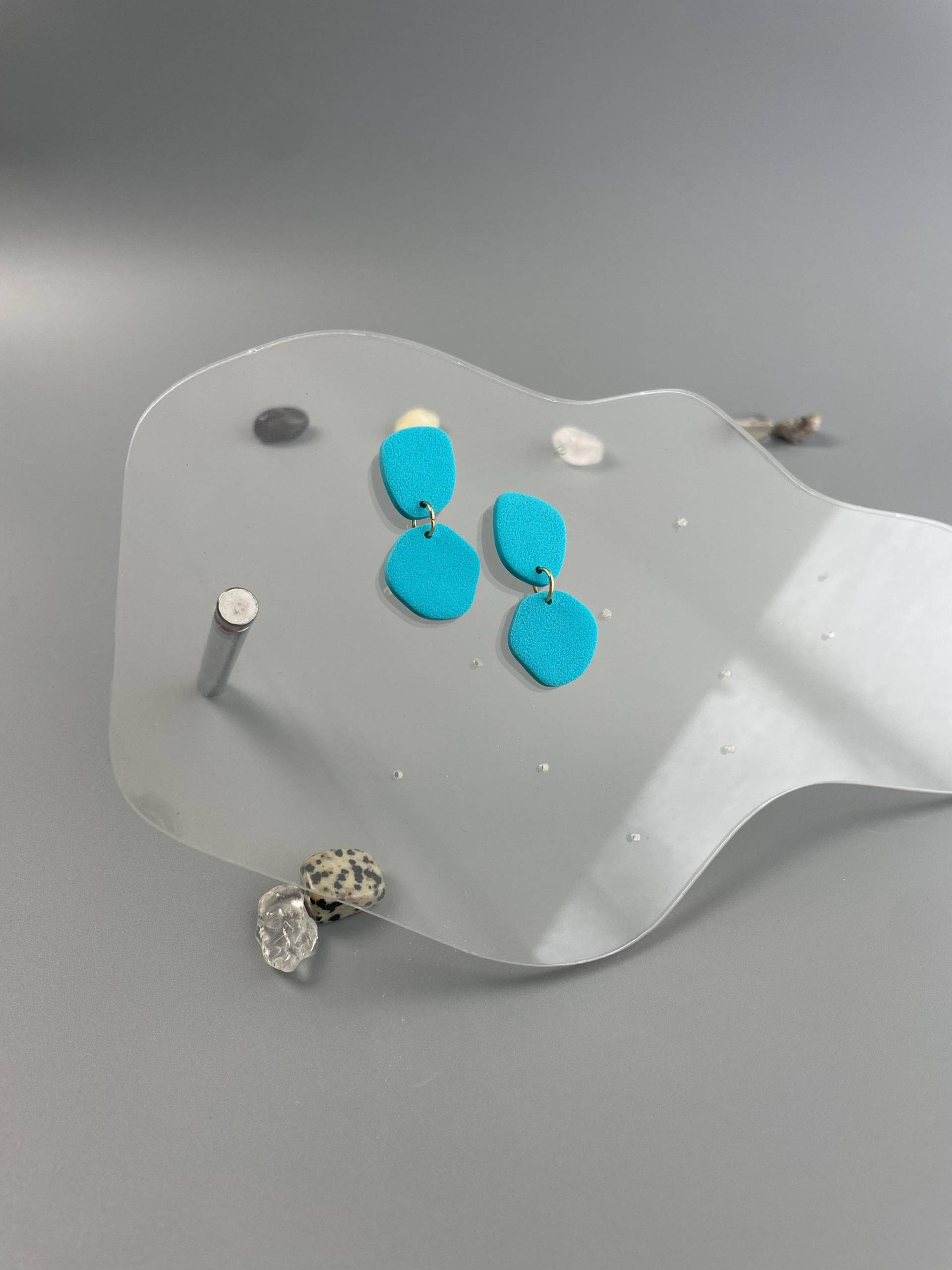 Asymmetric Stud Earrings Turquoise Polymer Clay Organic Shaped Vibrant Studs Blue Bright von WowLookAtYou