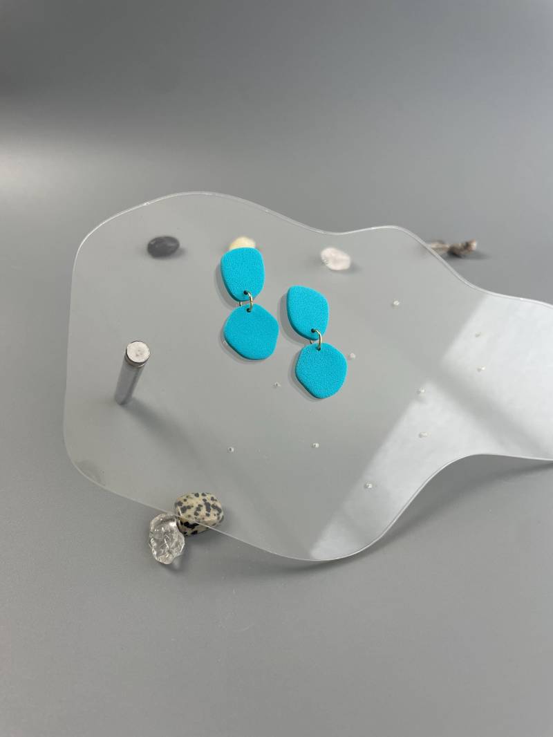 Asymmetric Stud Earrings Turquoise Polymer Clay Organic Shaped Vibrant Studs Blue Bright von WowLookAtYou