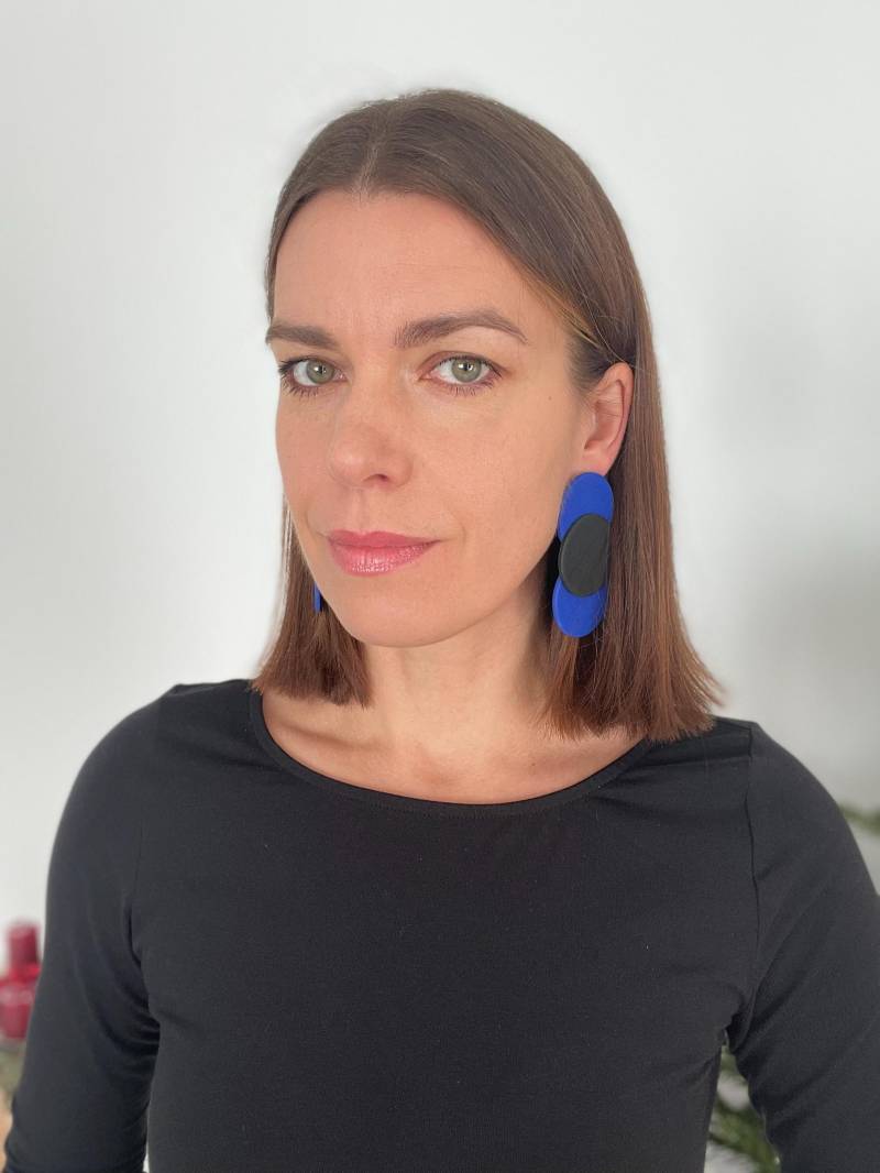 Big Earrings Statement Of Polymer Royal Blue & Black Rounds Fimo Schmuck Eye-Catching Oversized Modern Electric von WowLookAtYou
