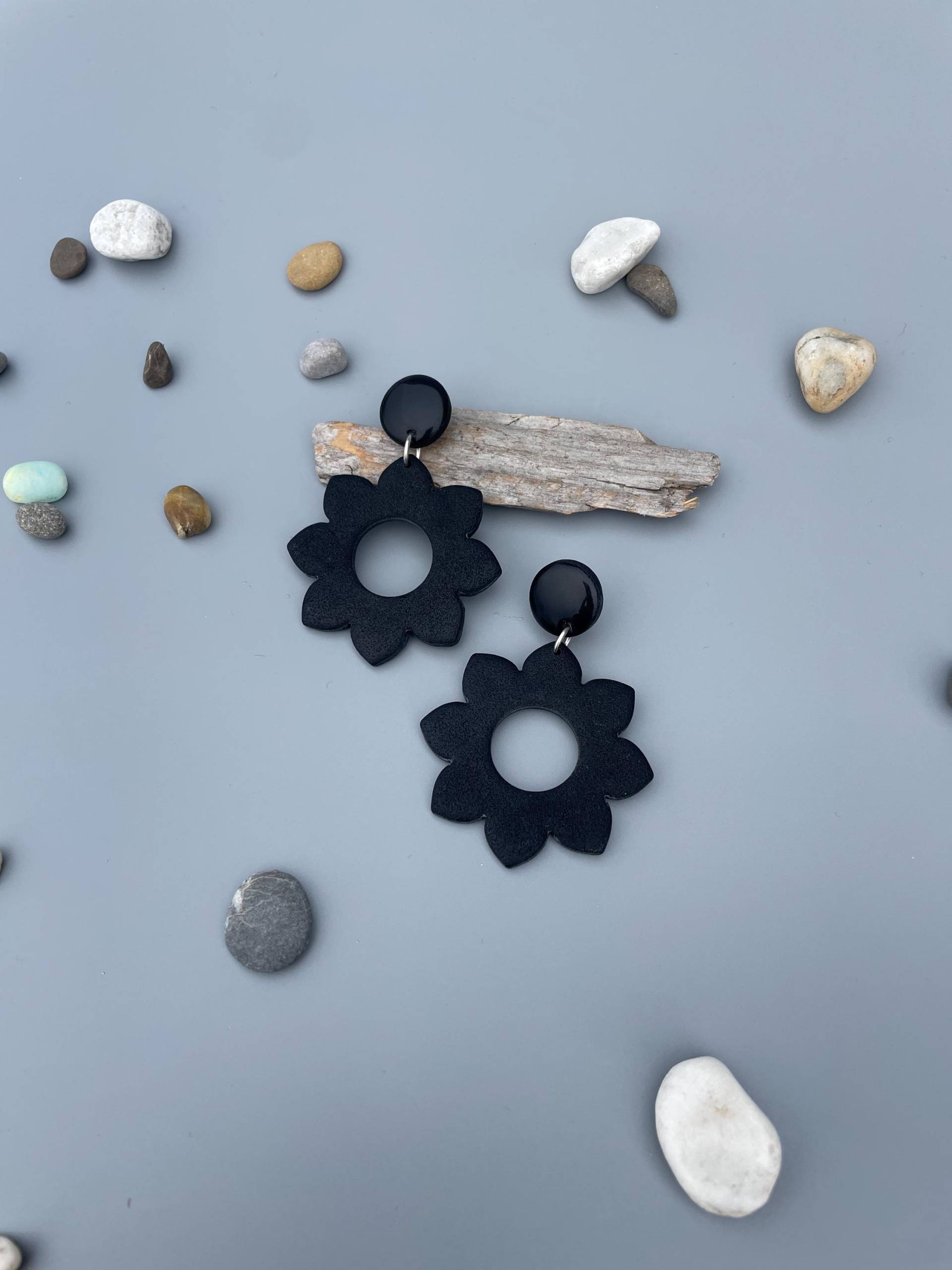 Black Flower Earrings Polymer Clay Lightweight Statement Fimo Schmuck Gift For Her Black Flowers Girl Black Flower Earrings Polymer Clay Lightweight Statement Fimo Schmuck Gift For Her Black Flowers Girl von WowLookAtYou