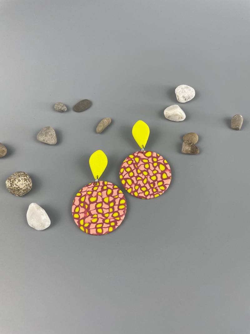 Bright Earrings Yellow Pink Polymer Clay Abstract Pattern Statement Eye-Catching Big Rounds Fimo Schmuck Non-Bending Nails von WowLookAtYou