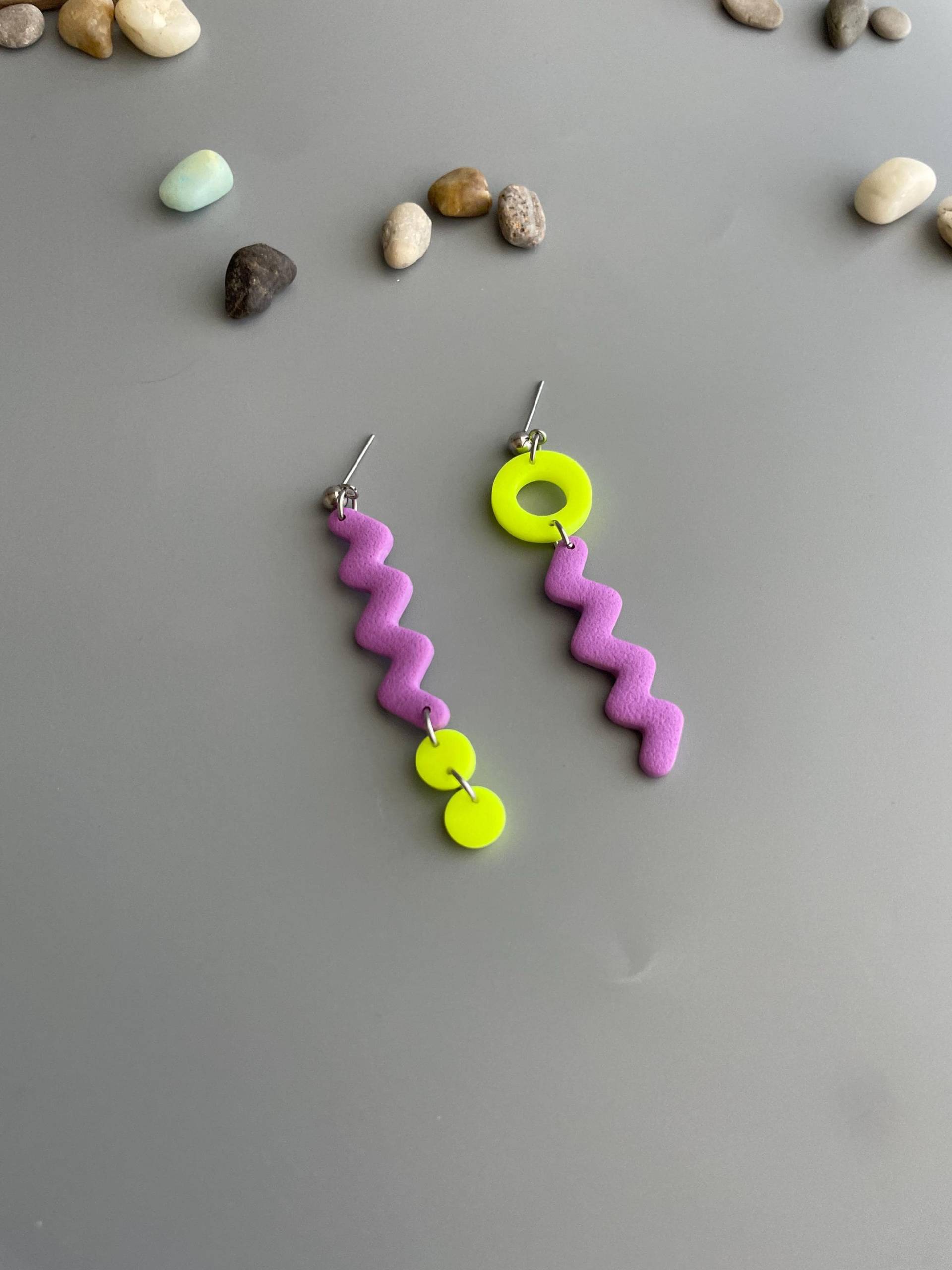 Colorful Earring Hanging Lavender & Neon Long Earrings Zig Zag Jewelry Gift Vibrant Lightweight Polymer Clay Dangle Colorful Earring Hanging Lavender & Neon Long Earrings Zig Zag Jewelry Gift Vibrant Lightweight Polymer Clay Dangle von WowLookAtYou