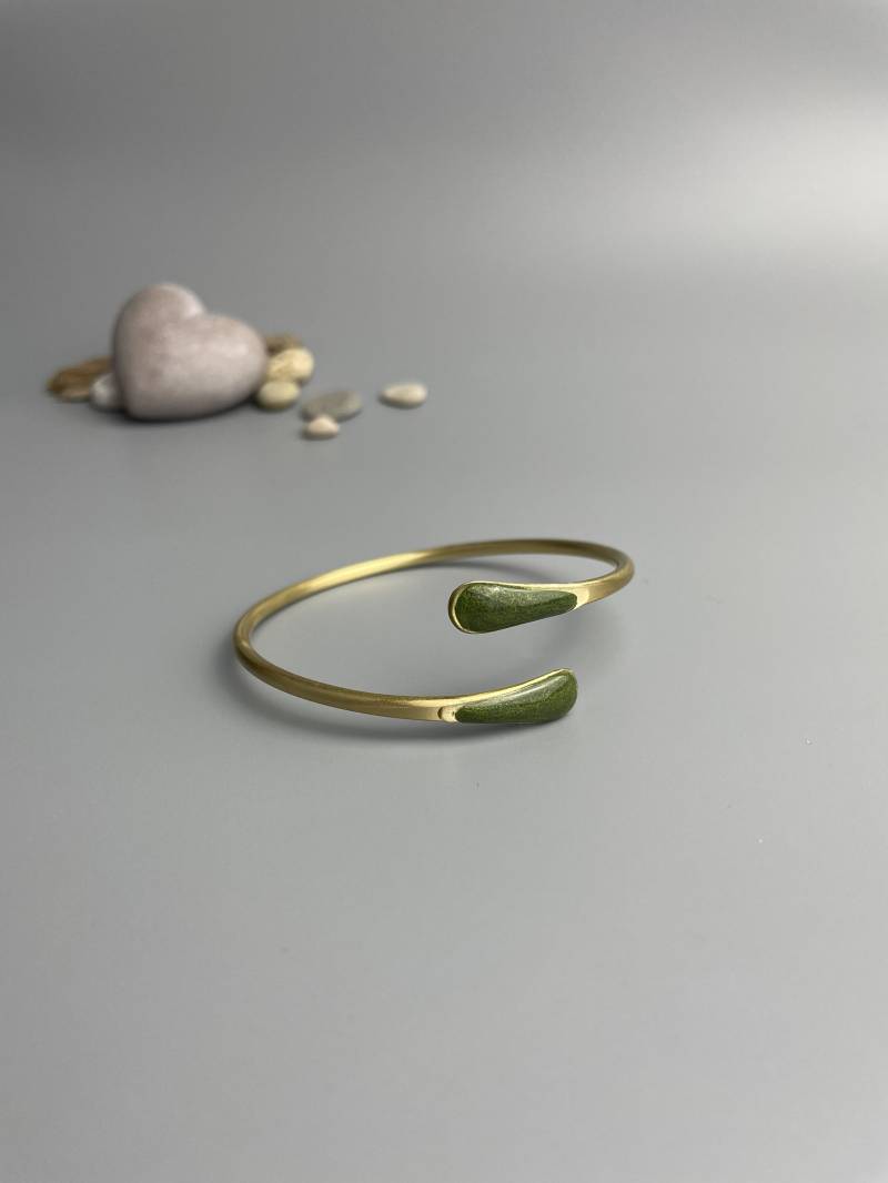 Cuff Bracelet Adjustable Olive Green Brass For Everyday Elegant Cuff Glossy Gift Her Men Simple von WowLookAtYou