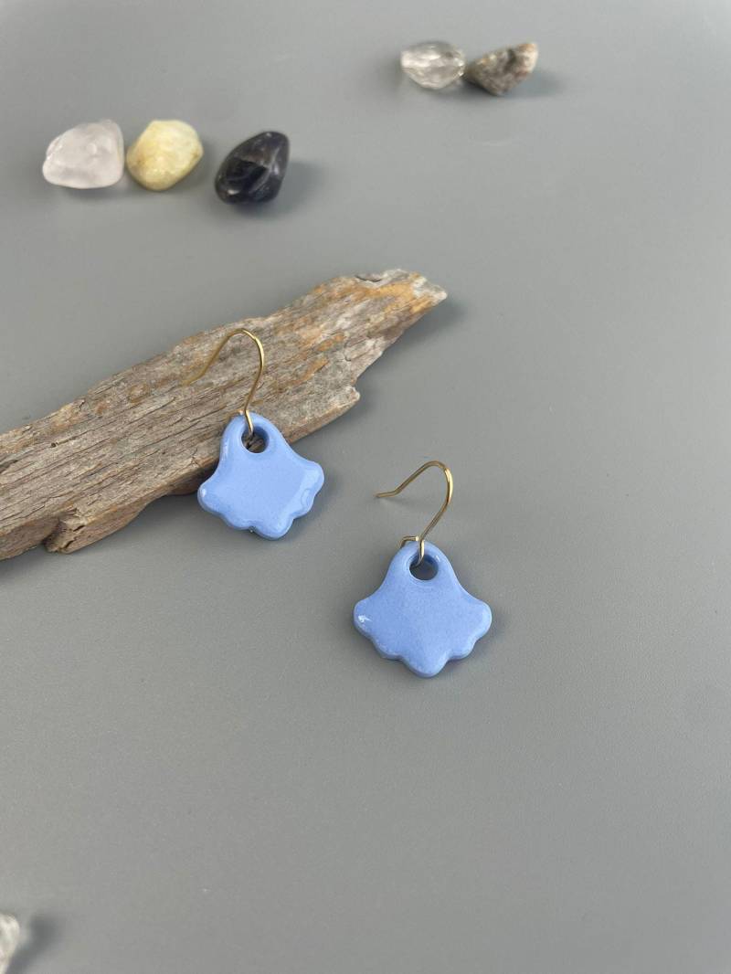 Dangle Earrings Of Periwinkle Polymer Clay Glossy Elegant Floral Design With Gold Plated Hooks Dainty von WowLookAtYou