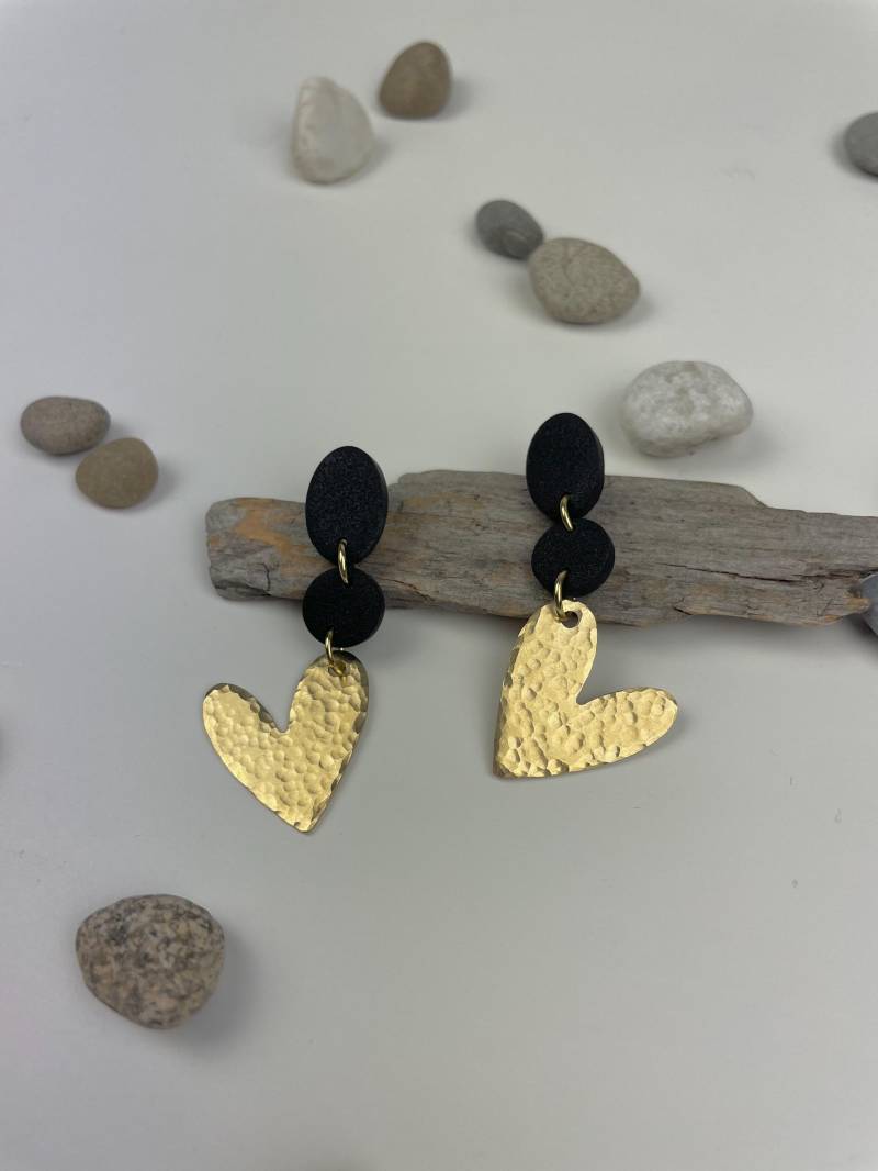 Dangle Heart Earrings Raw Brass Hearts Black Polymer Clay Statement Fimo Schmuck Elegant Drop For Special Occasion Sparkly von WowLookAtYou