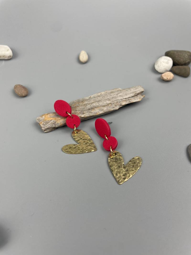 Dangle Heart Earrings Raw Brass Hearts Cherry Red Polymer Clay Statement Sparkly Fimo Schmuck Elegant Drop von WowLookAtYou