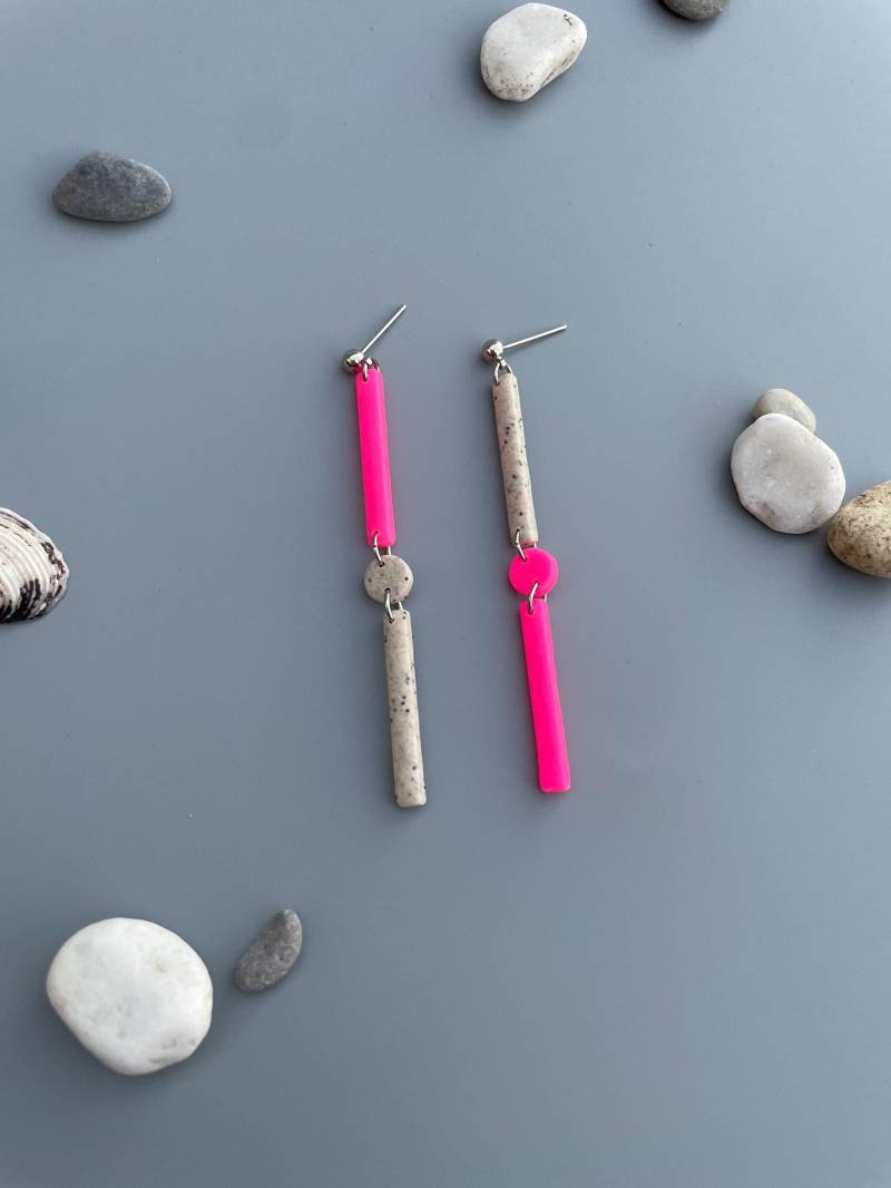 Long Earrings Asymmetric Hot Pink & Beige Mismatched Polymer Clay Lightweight Dangly Vibrant Neon Elegant von WowLookAtYou