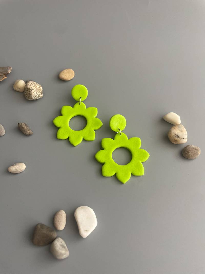 Flower Statement Earrings Lime Green Polymer Clay Fimo Schmuck Eye-Catching Bold Handmade Unique Vibrant Design Floral von WowLookAtYou