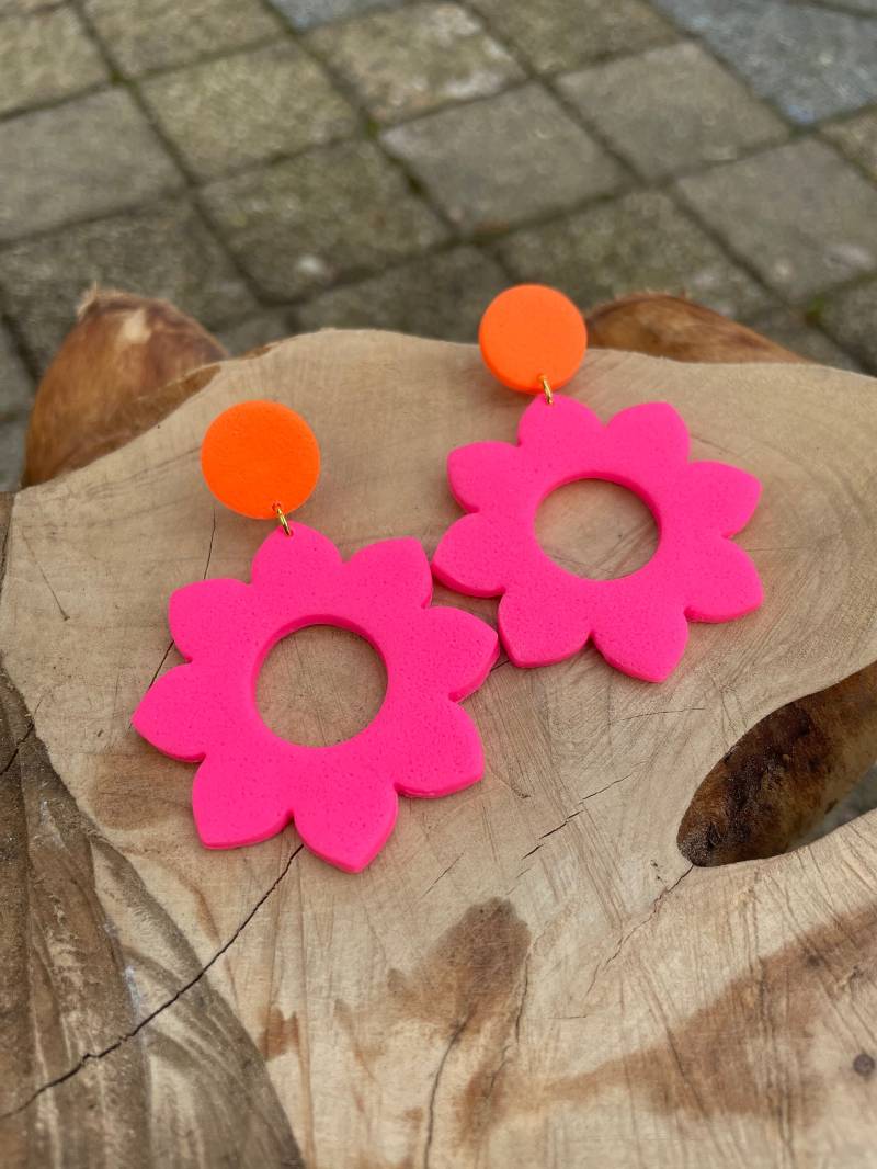 Flower Statement Earrings Neon Fuchsia Orange Polymer Clay Fimo Schmuck Hot Pink Eye-Catching Bold Handmade Unique Vibrant Design von WowLookAtYou