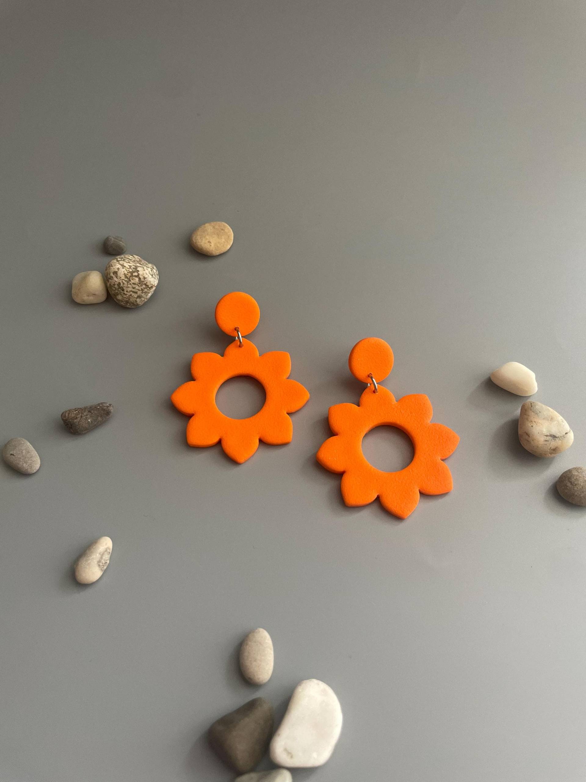 Flower Statement Earrings Orange Polymer Clay Fimo Schmuck Eye-Catching Bold Handmade Unique Vibrant Design Floral Flower Statement Earrings Orange Polymer Clay Fimo Schmuck Eye-Catching Bold Handmade Unique Vibrant Design Floral von WowLookAtYou