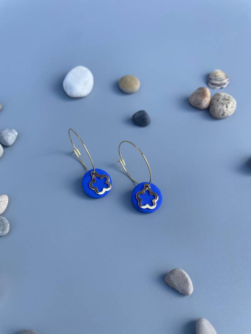 Gold Plated Hoops With Royal Blue Polymer Clay & Gold Flower, Elegant Earrings, Fimo Schmuck Electric von WowLookAtYou