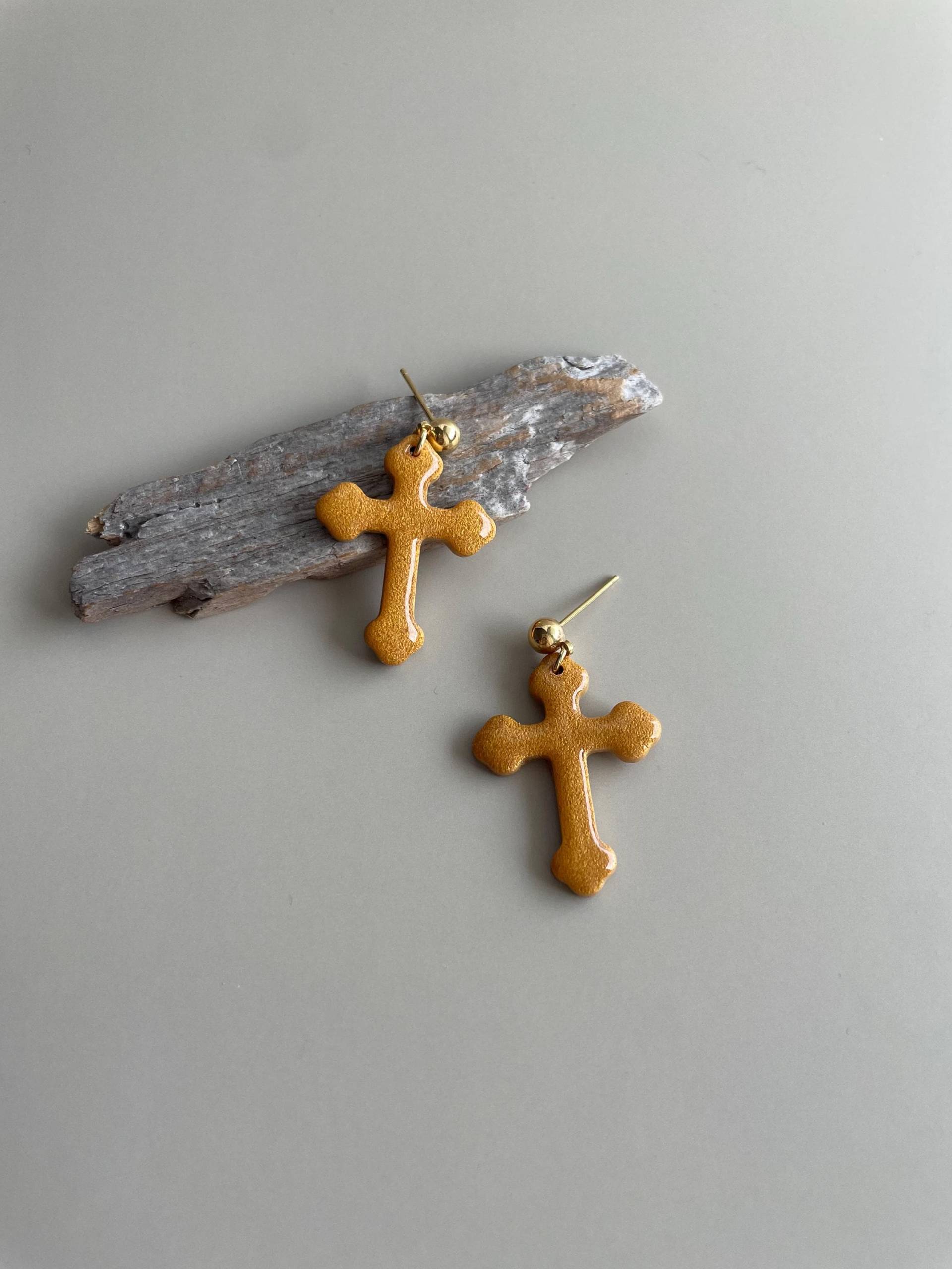 Hanging Cross Earring Of Golden Polymer Clay Glossy Earrings Sparkly Dangle Crosses Lightweight Elegant Statement von WowLookAtYou