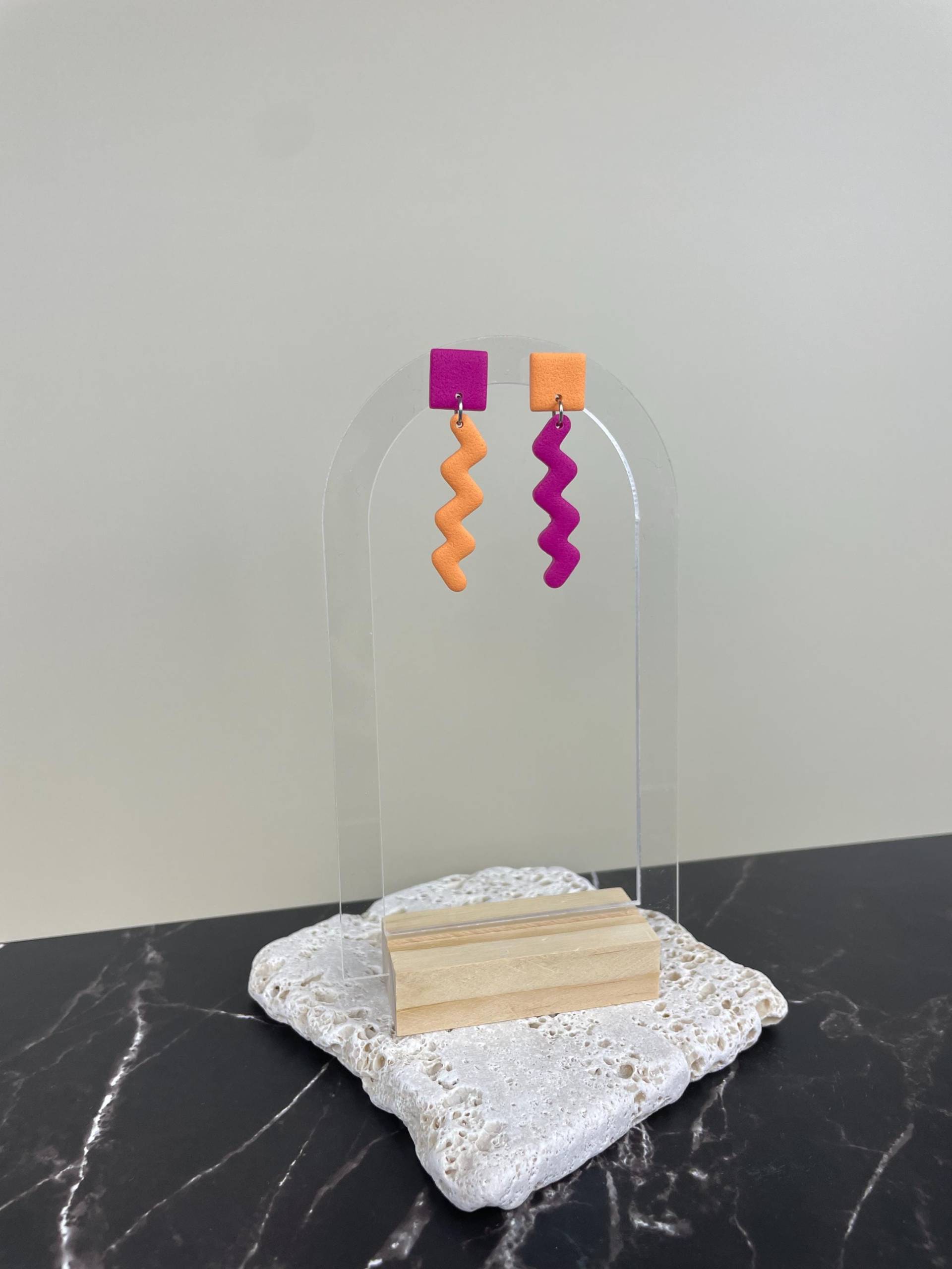 Hanging Earrings Magenta & Papaya | Light Orange Polymer Clay Bright Asymmetrcia Zig Zag With A Square Stud von WowLookAtYou