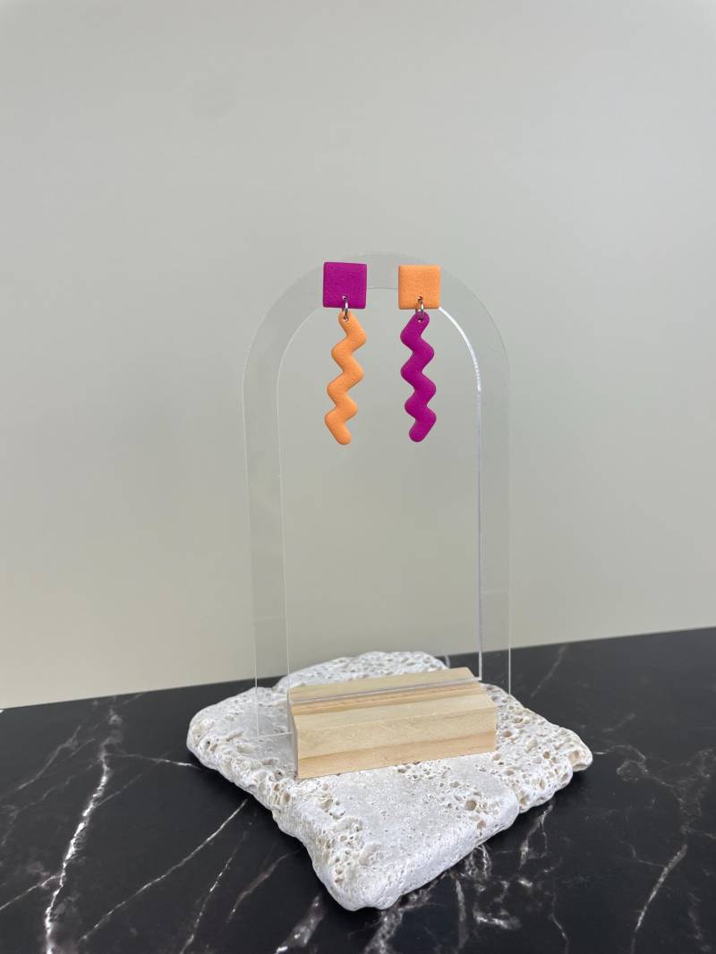 Hanging Earrings Magenta & Papaya | Light Orange Polymer Clay Bright Asymmetrcia Zig Zag With A Square Stud von WowLookAtYou