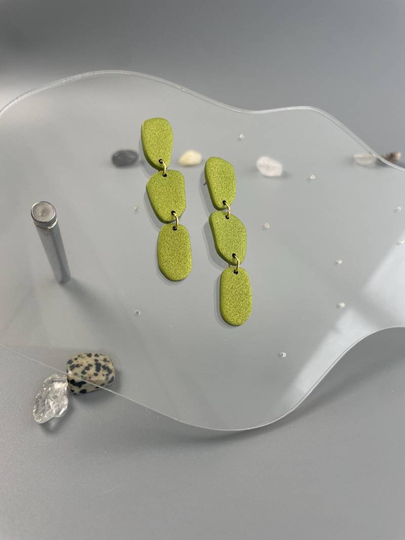 Hanging Earrings Metallic Green Polymer Clay Olive Statement Earring Organic Shaped Aesthetic For Special Occasion von WowLookAtYou