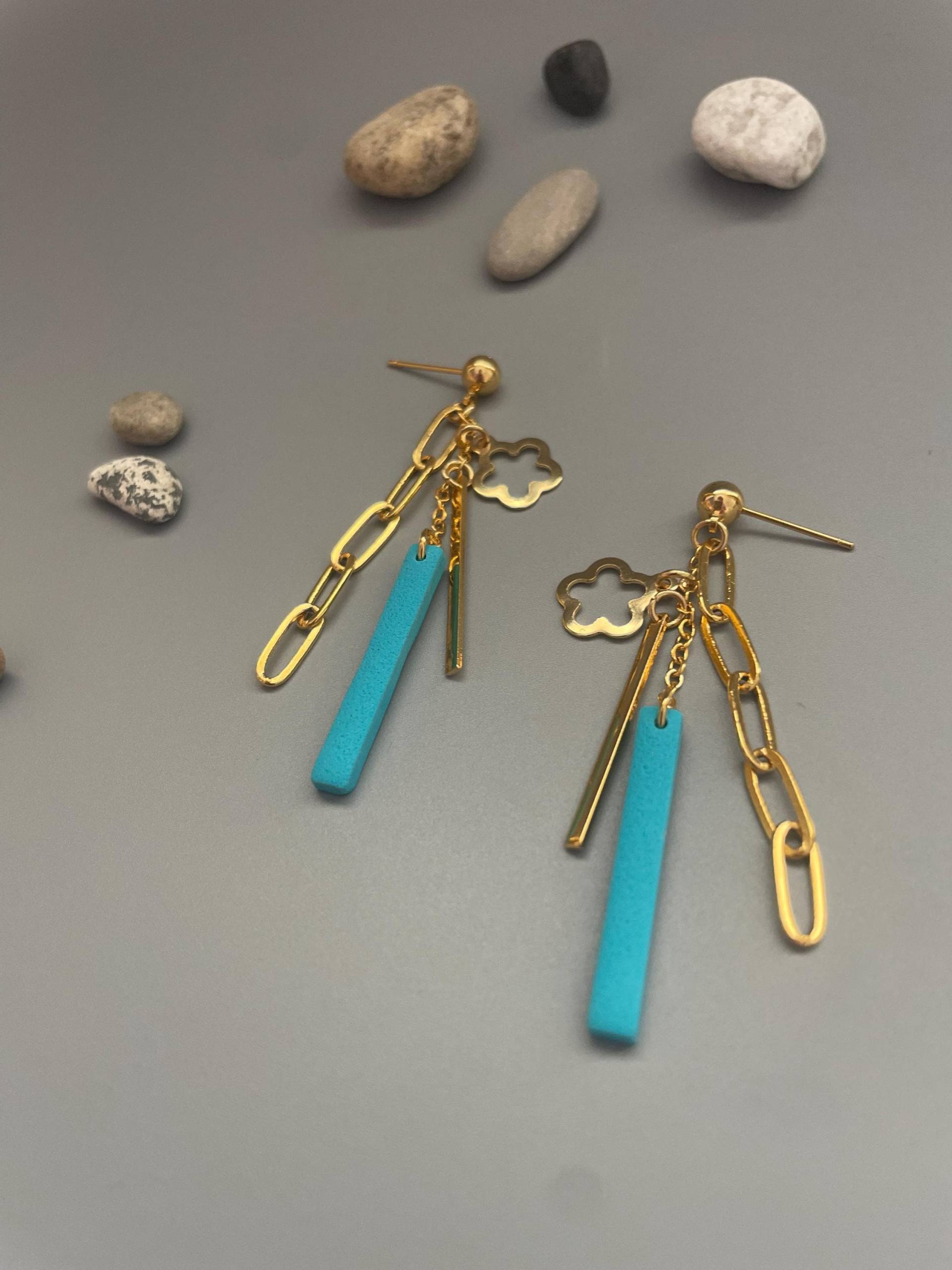 Hanging Earrings Turquoise Blue Polymer Clay Gold Plated Chains Flower Elegant Long Lightweight Floral Hanging Earrings Turquoise Blue Polymer Clay Gold Plated Chains Flower Elegant Long Lightweight Floral von WowLookAtYou