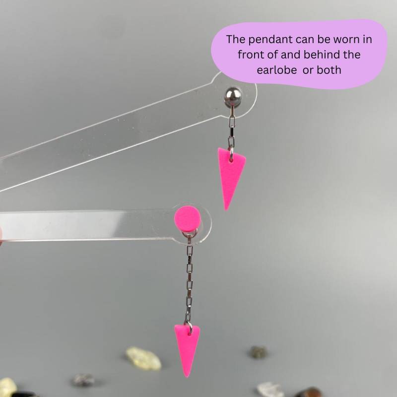 Hanging Earrings With Removable Triangle Hot Pink Pendants Dangly Aesthetic Chain Charms Lightweight Polymer Clay von WowLookAtYou