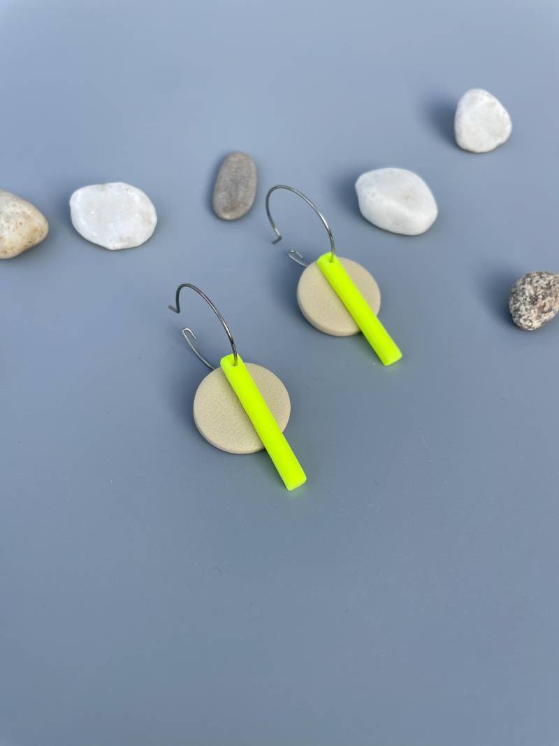 Hoop Earrings Beige & Neon Polymer Clay Stainless Steel Hoops Fimo Schmuck Lightweight Round Ohrringe Yellow Eye-Catching von WowLookAtYou