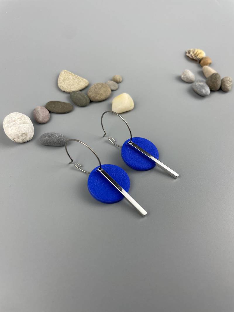 Hoop Earrings Of Royal Blue Polymer Clay & Gold Or Silver Colored Sticks Hanging von WowLookAtYou