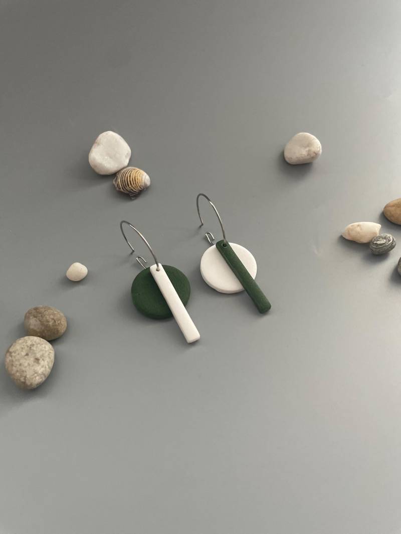 Hoop Earrings Olive Green & White Polymer Clay Stainless Steel Hoops Fimo Schmuck Lightweight Round Ohrringe Bright Asymmetric von WowLookAtYou