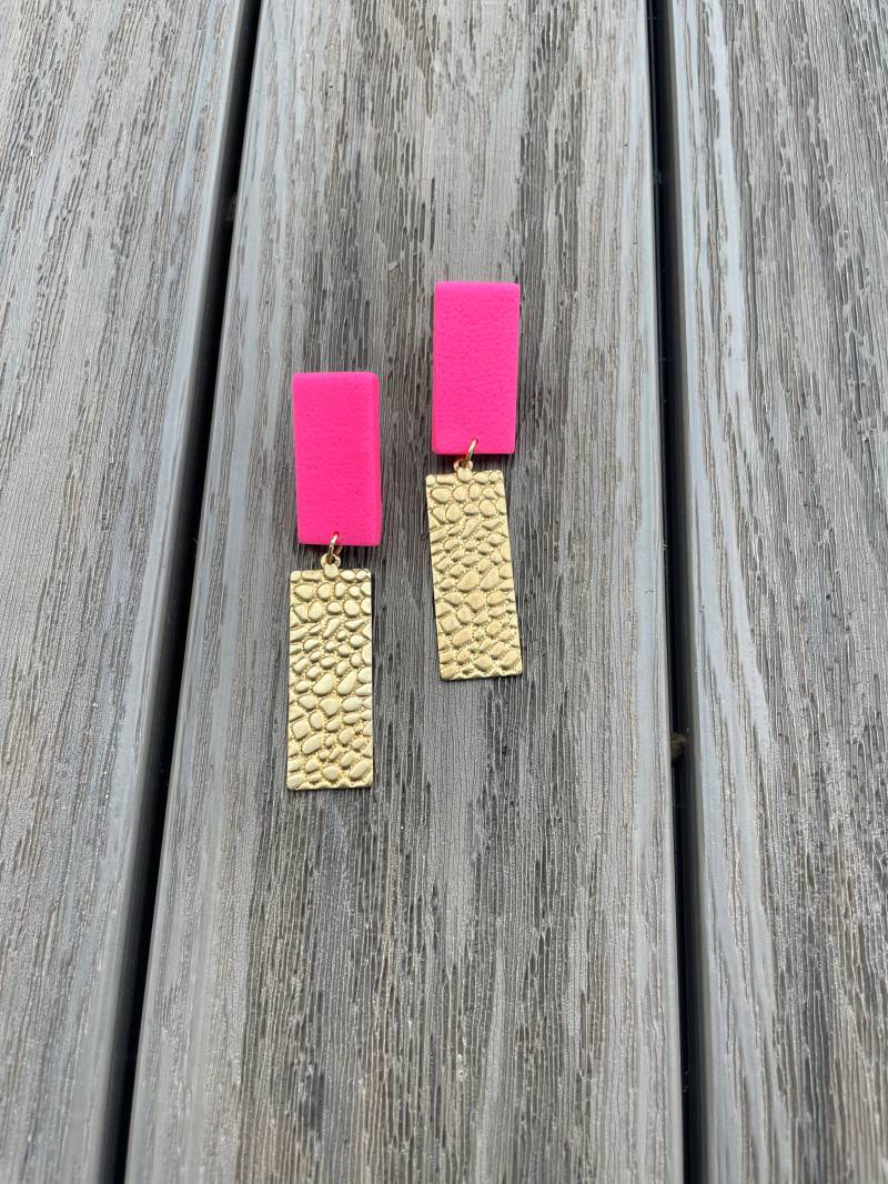Hot Pink Geometric Earrings Raw Brass Rectangle Dangly Of Polymer Clay Fimo Schmuck Ohrringe Bunt Eye-Catching Quirky Drop von WowLookAtYou