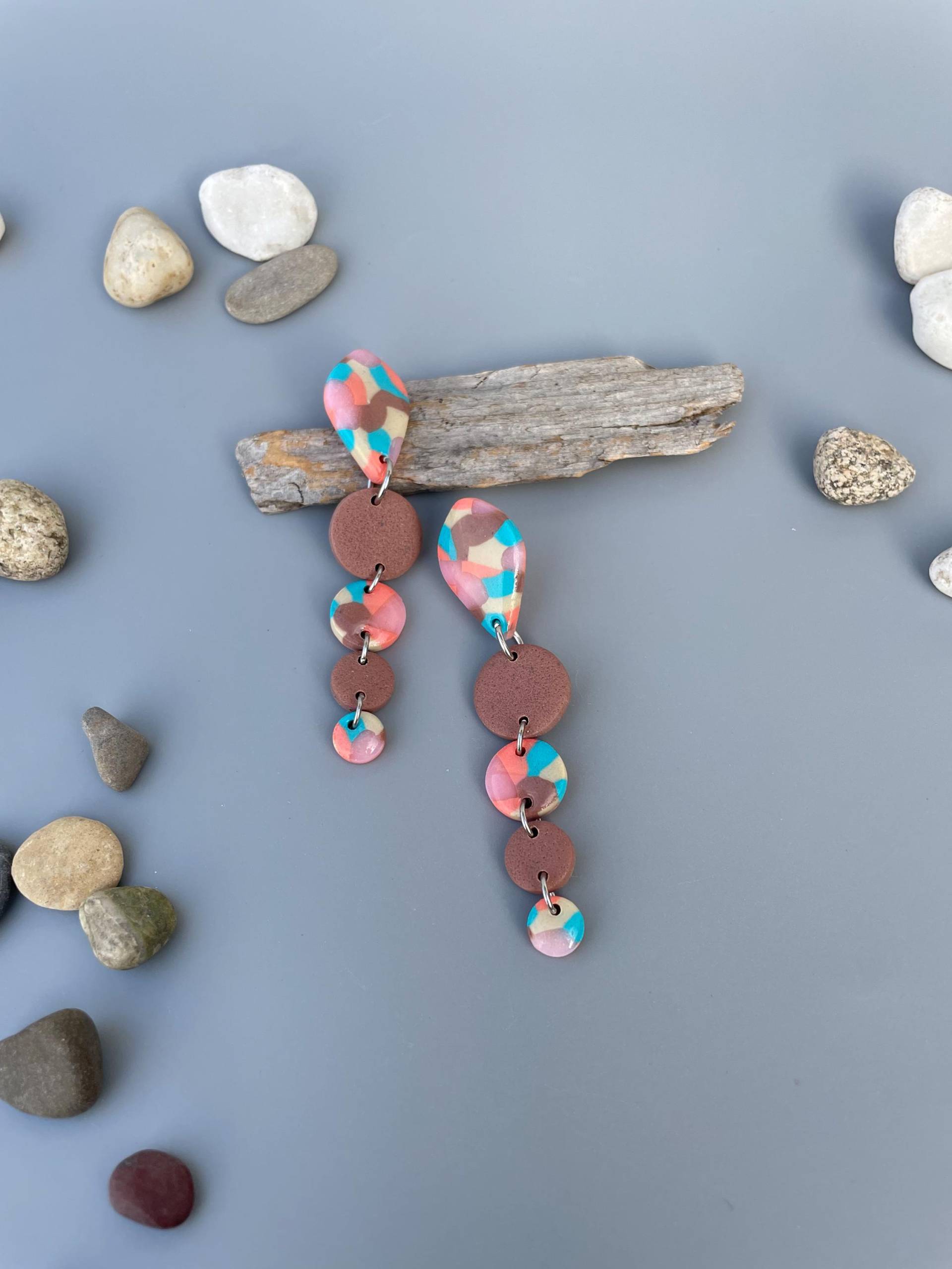 Long Dangle Earrings Light Brown Pink Abstract Polymer Clay Statement Fimo Schmuck Glossy Ohrringe Bunt Non-Bending Nails Earrings Long Dangle Earrings Light Brown Pink Abstract Polymer Clay Statement Fimo Schmuck Glossy Ohrringe Bunt Non-Bending Nails Earrings von WowLookAtYou