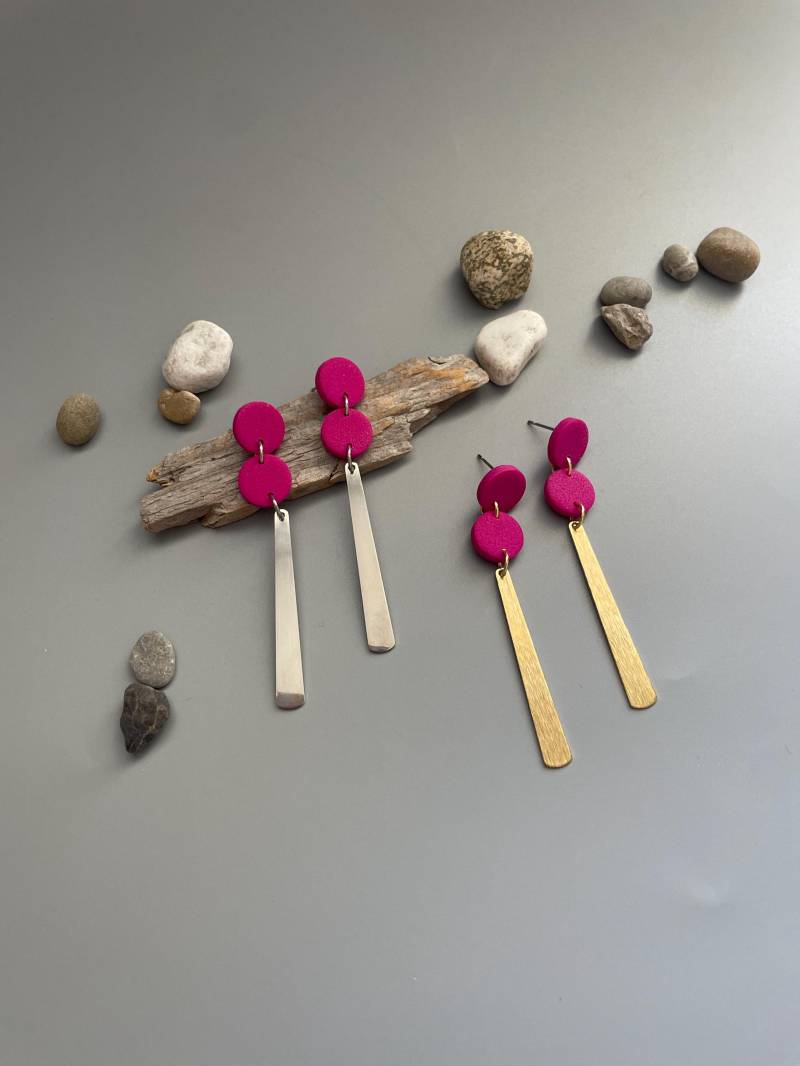 Long Earrings Magenta Polymer Clay & Shiny Brass Stailnless Steel Elegant Fimo Schmuck Eye-Catching Special Occasions von WowLookAtYou