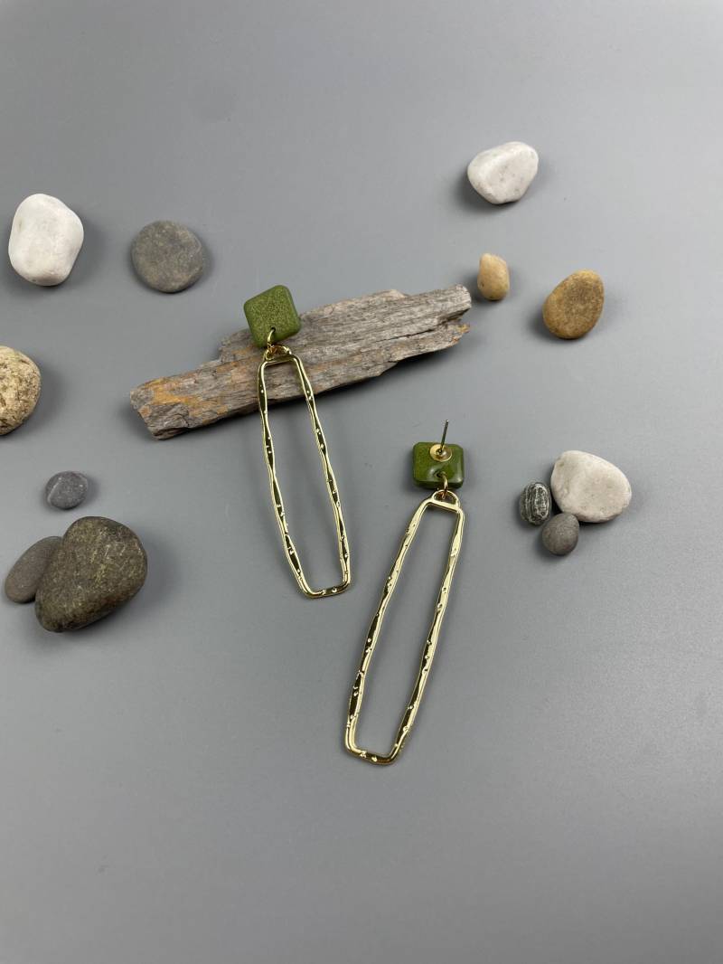 Long Dangle Earrings Olive Green & Golden Lightweight For Evening Metallic Gold Colored Hanging Polymer Clay von WowLookAtYou