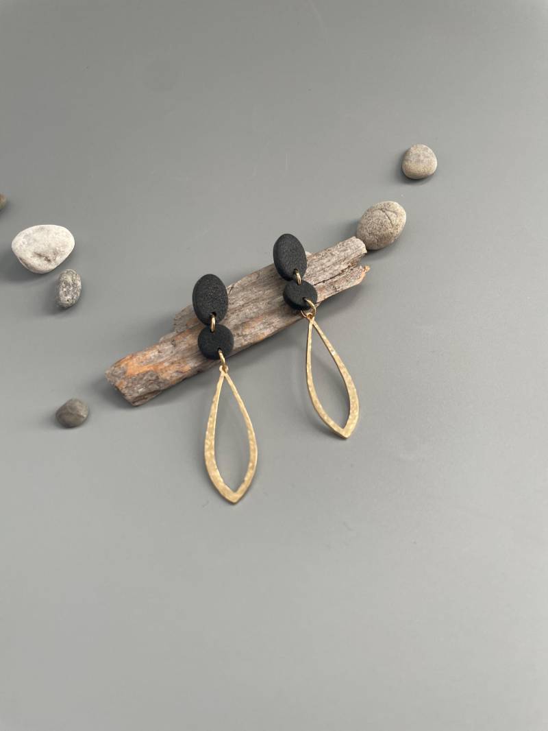 Long Earrings Dangly Black Polymer Clay Raw Brass Teardrops Statement Elegant Fimo Schmuck Eye-Catching For Evening von WowLookAtYou
