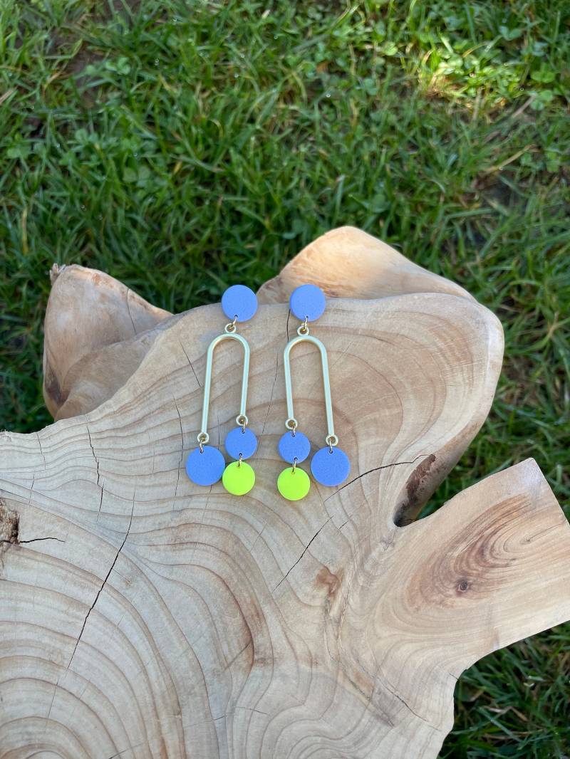 Long Earrings Neon & Periwinkle Polymer Clay Colourful Fimo Schmuck U-Shape Drop Dangle Ohrringe Bunt Eye-Catching von WowLookAtYou