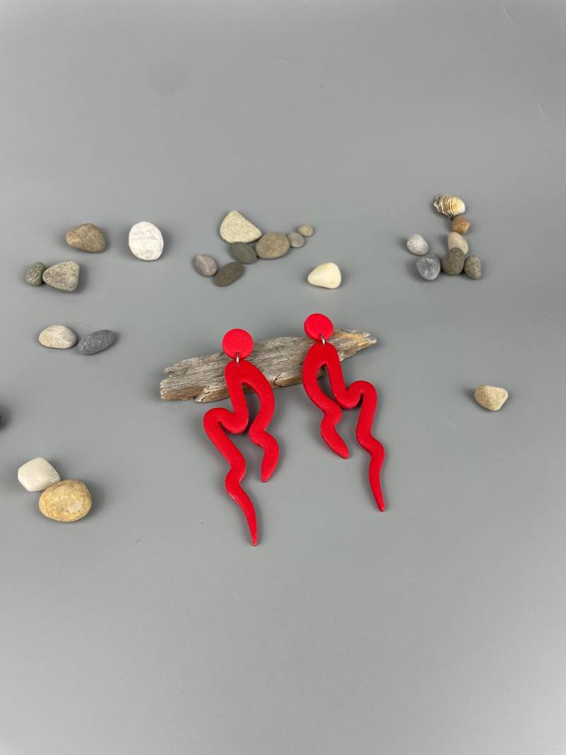 Long Earrings Of Red Polymer Clay Abstract Shape, Fimo Schmuck, Eye-Catching Quirky Earrings, Non-Bending Nails von WowLookAtYou