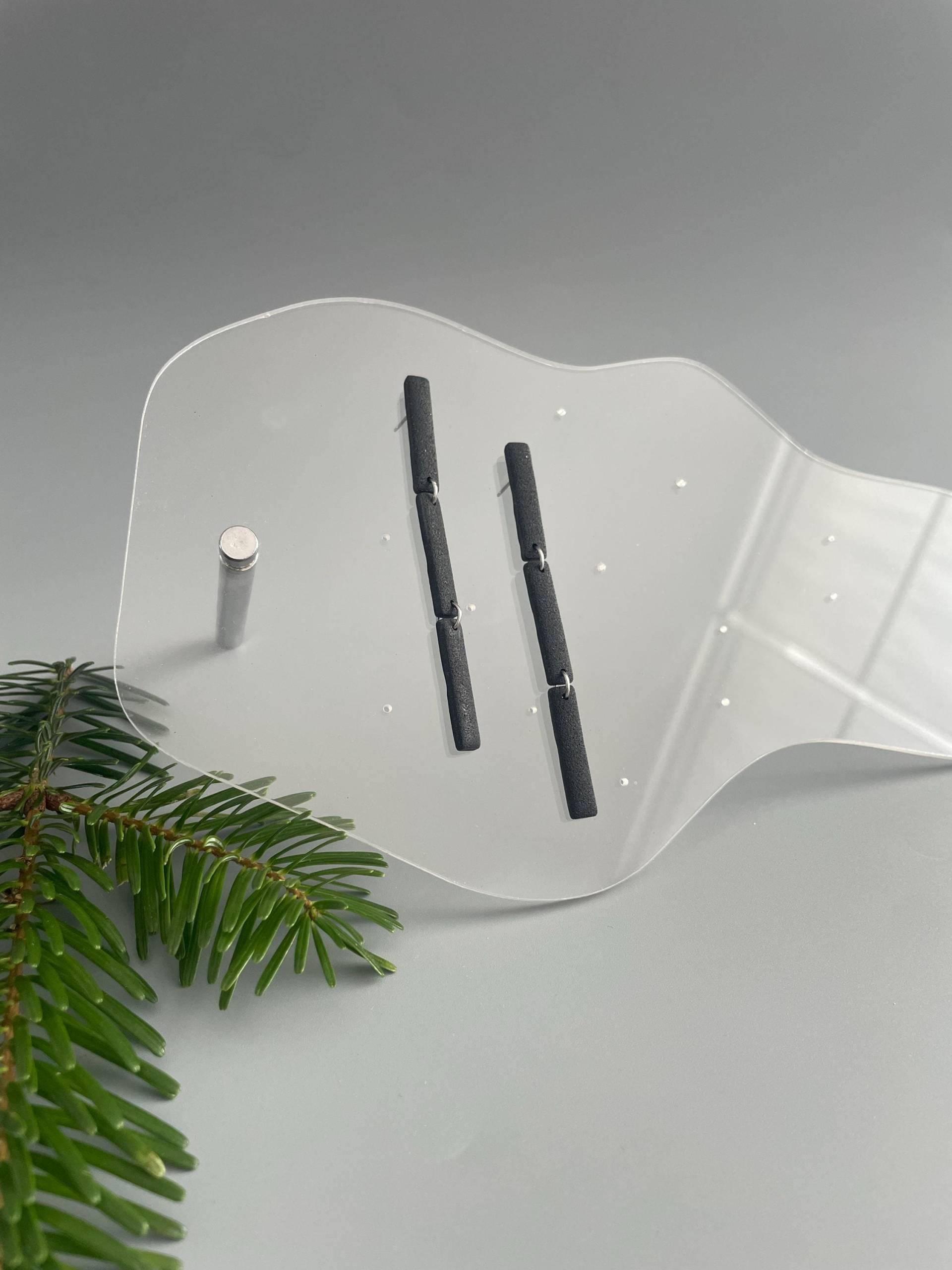 Long Thin Earrings Black Polymer Clay Minimalistic Hanging Elegant Lightweight Modern von WowLookAtYou